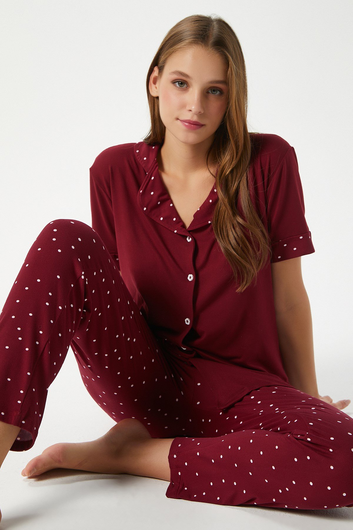 Kadın Lenora Yumuşak Doku Bordo Puantiyeli Ön Düğme Kısa Kollu Pijama Takımı