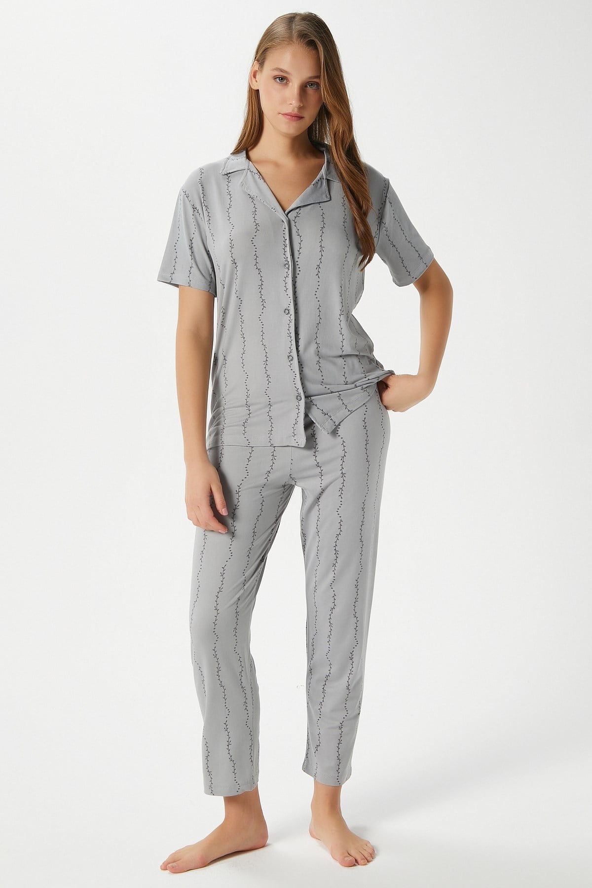 Kadın Spring Yumuşak Doku Gri Bahar Dalı Ön Düğmeli Kısa Kollu Pijama Takımı