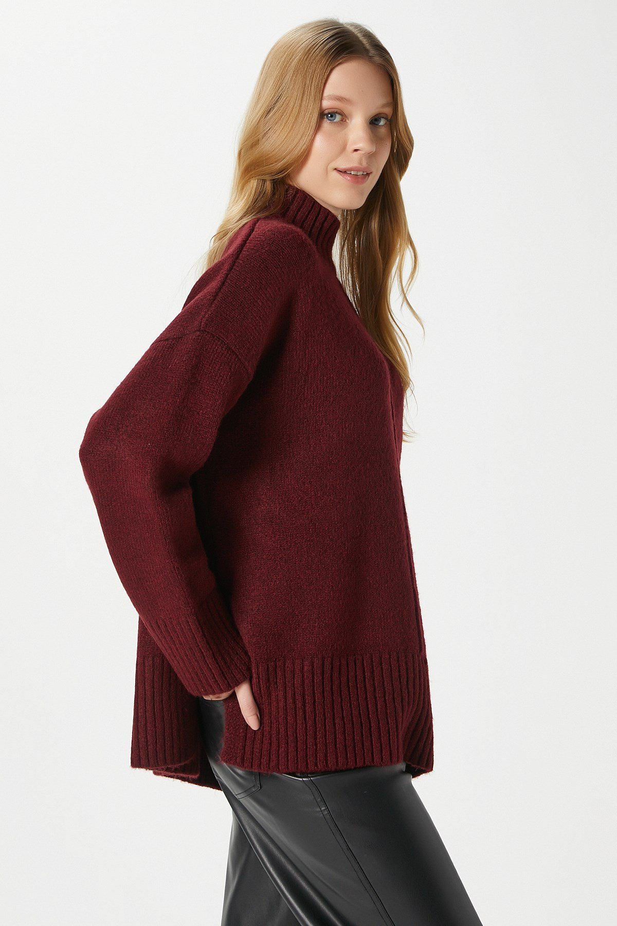 Kadın Wonder Yumuşacık Dik Yaka Bordo Yırtmaçlı Oversize Triko Kazak