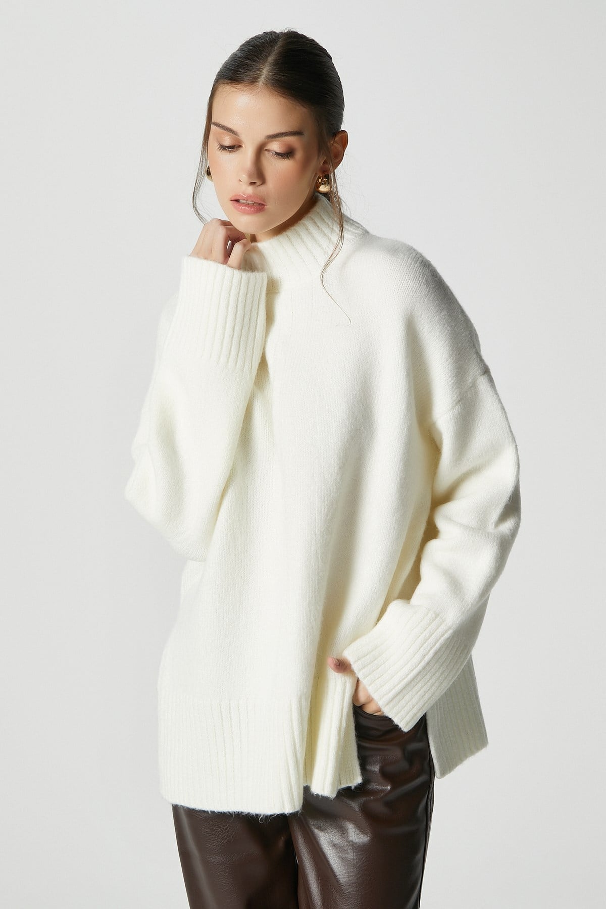 Kadın Wonder Yumuşacık Dik Yaka Ekru Yırtmaçlı Oversize Triko Kazak
