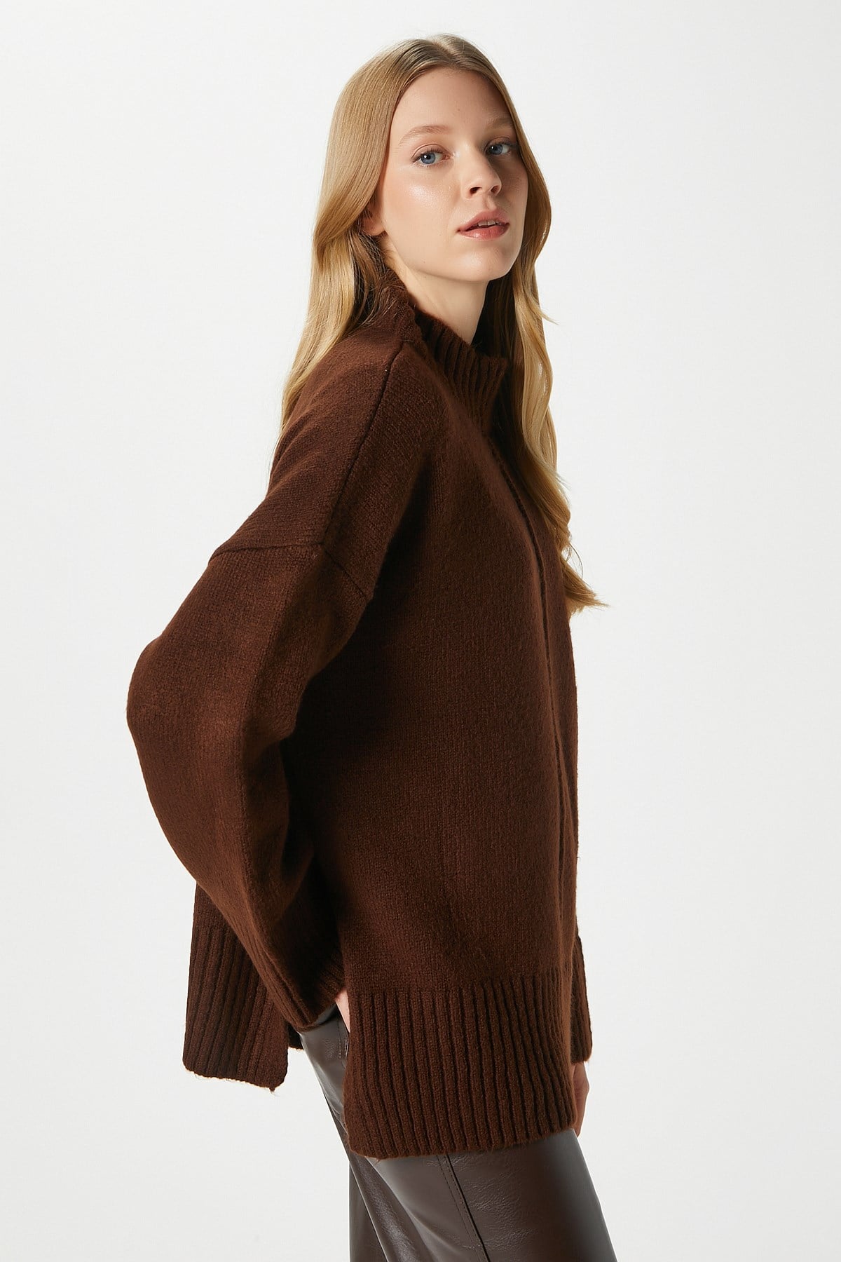 Kadın Wonder Yumuşacık Dik Yaka Kahverengi Yırtmaçlı Oversize Triko Kazak