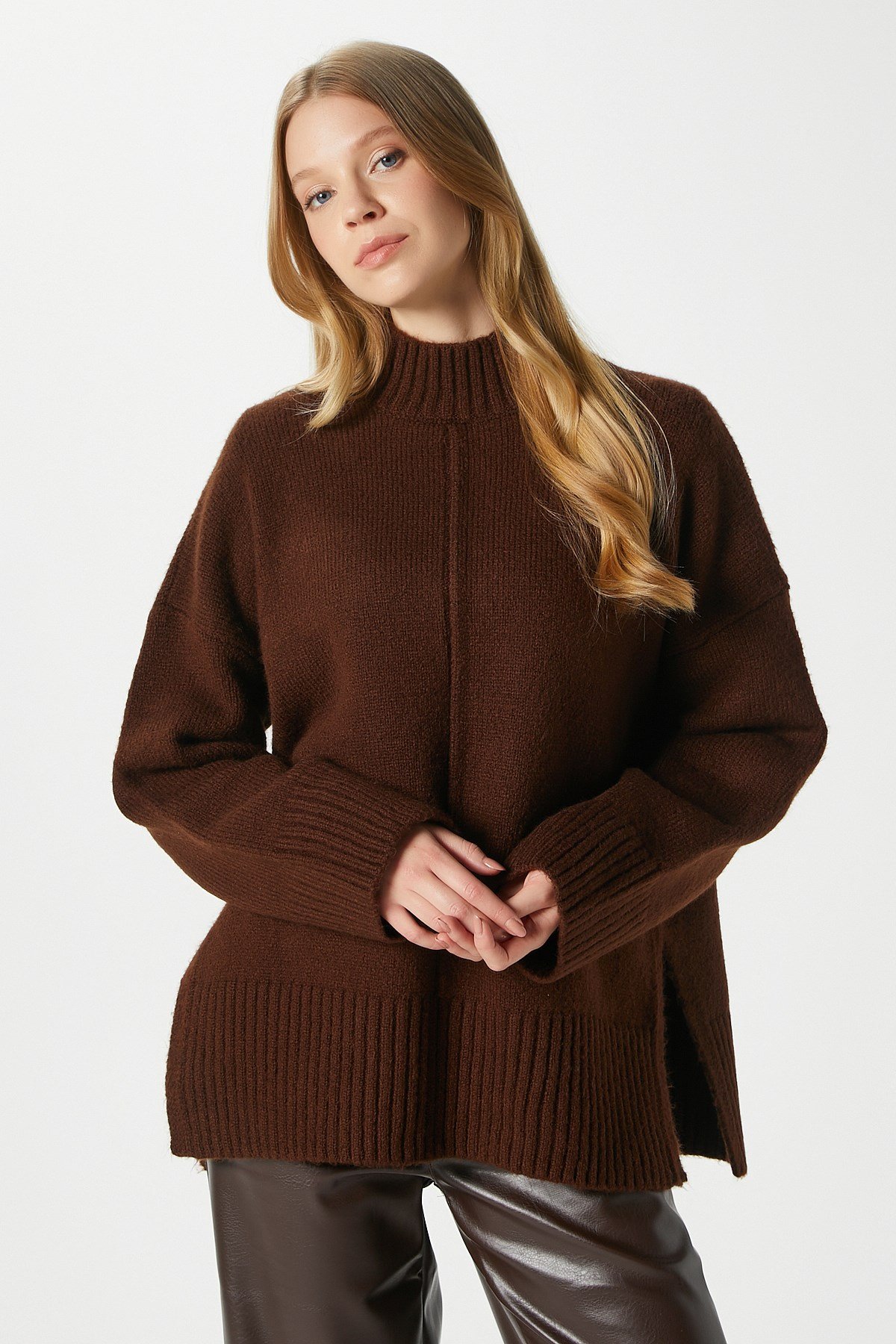 Kadın Wonder Yumuşacık Dik Yaka Kahverengi Yırtmaçlı Oversize Triko Kazak