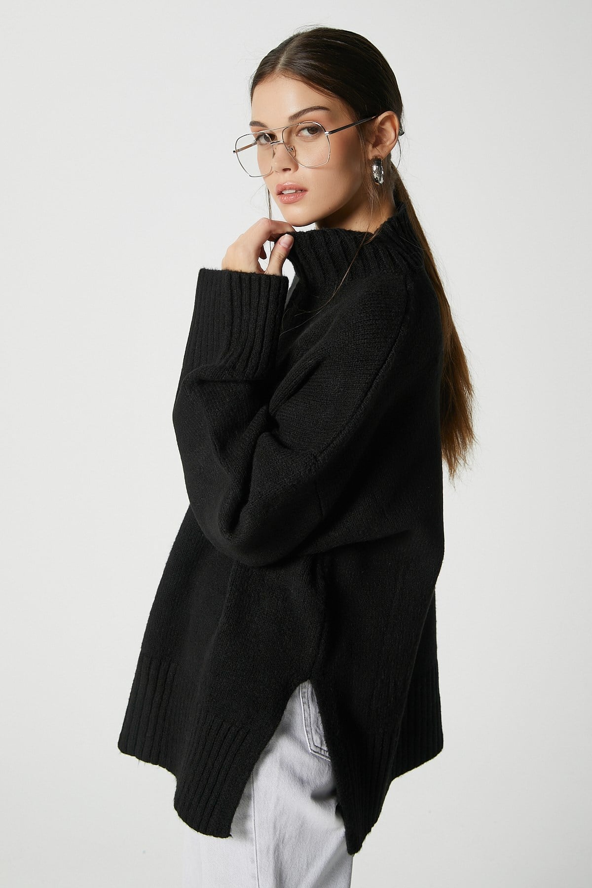 Kadın Wonder Yumuşacık Dik Yaka Siyah Yırtmaçlı Oversize Triko Kazak