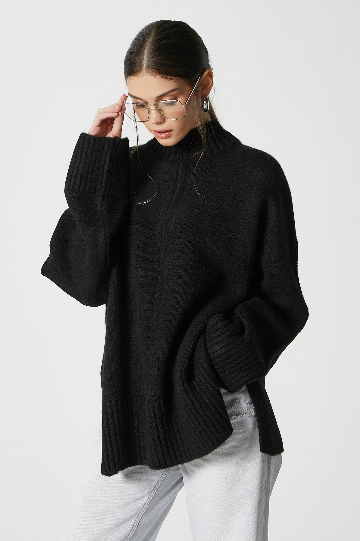 Kadın Wonder Yumuşacık Dik Yaka Siyah Yırtmaçlı Oversize Triko Kazak