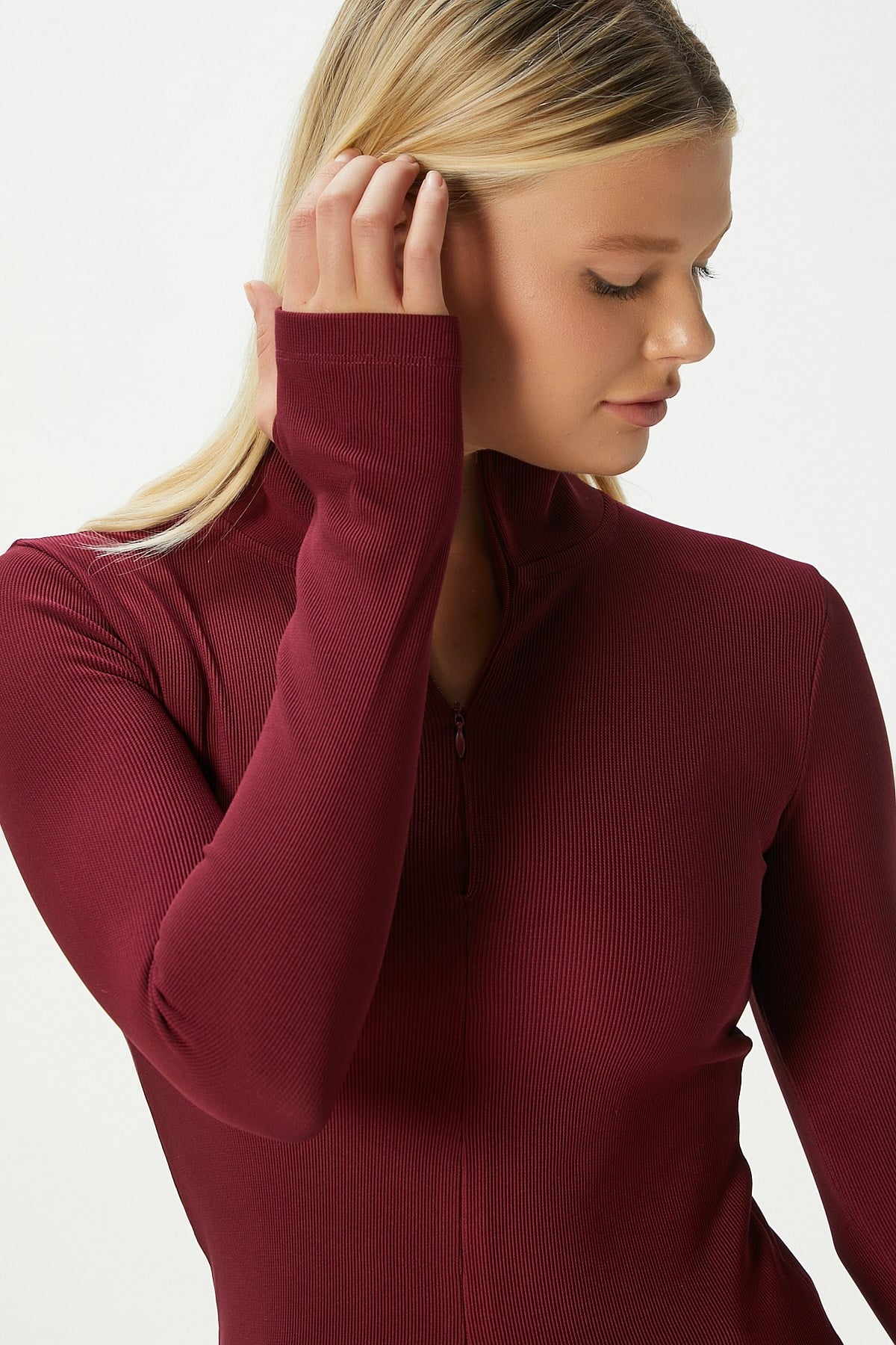 Lithe Vucuda Oturan Yarım Fermuarlı Fitilli Bordo Bluz