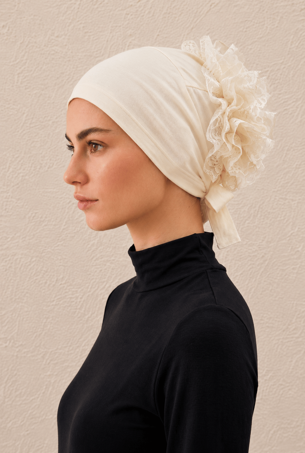 Arkası Fırfırlı Topuz Bonesi Ekru