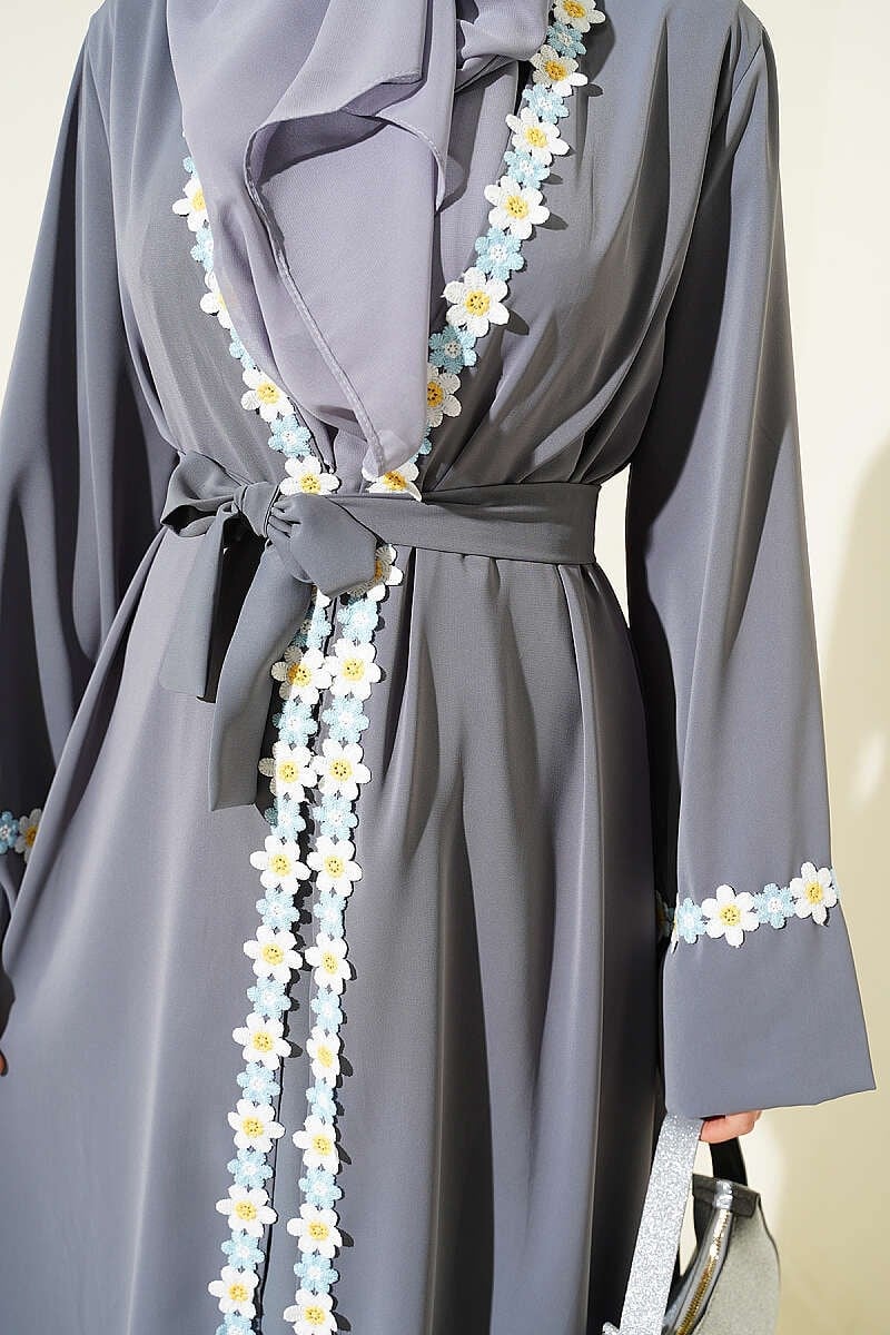 Çiçek Motifli Kuşaklı Abaya Gri