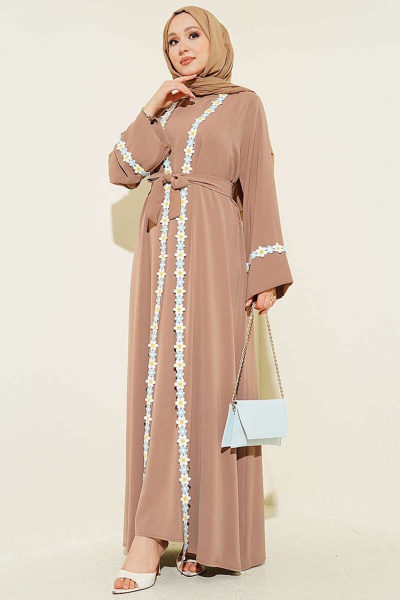 Çiçek Motifli Kuşaklı Abaya Latte