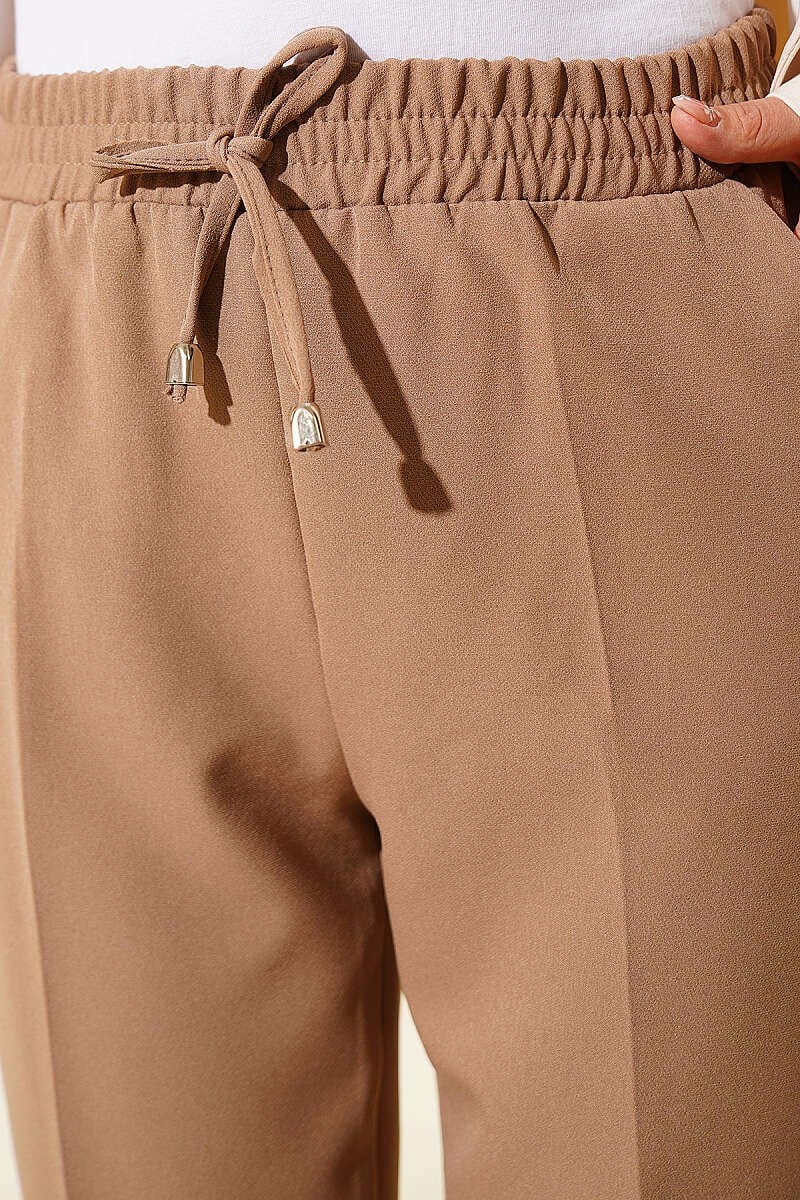 İp Detaylı Beli Lastikli Dar Paça Bej Pantolon