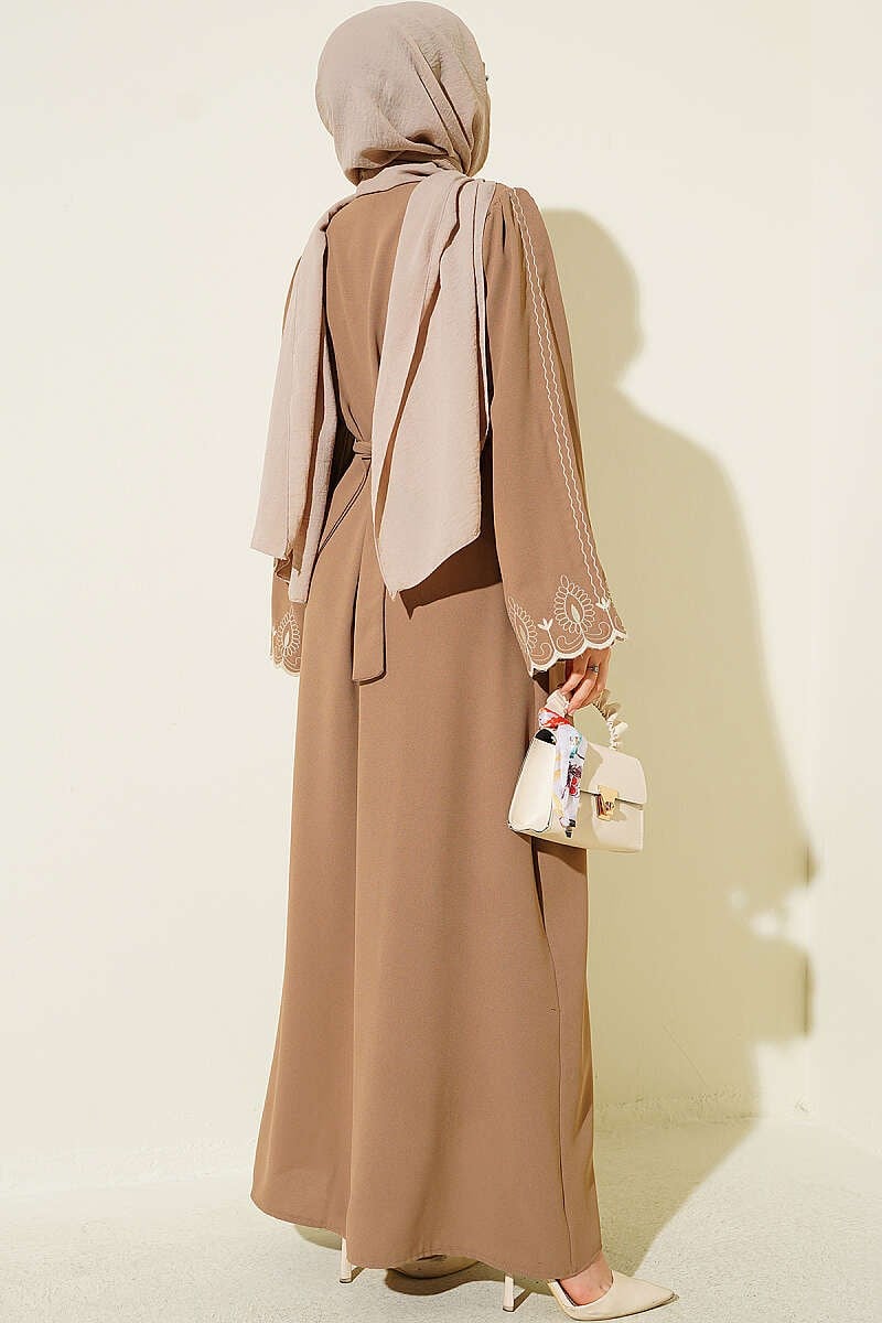 Kol Ucu Nakışlı Kuşaklı Abaya Latte
