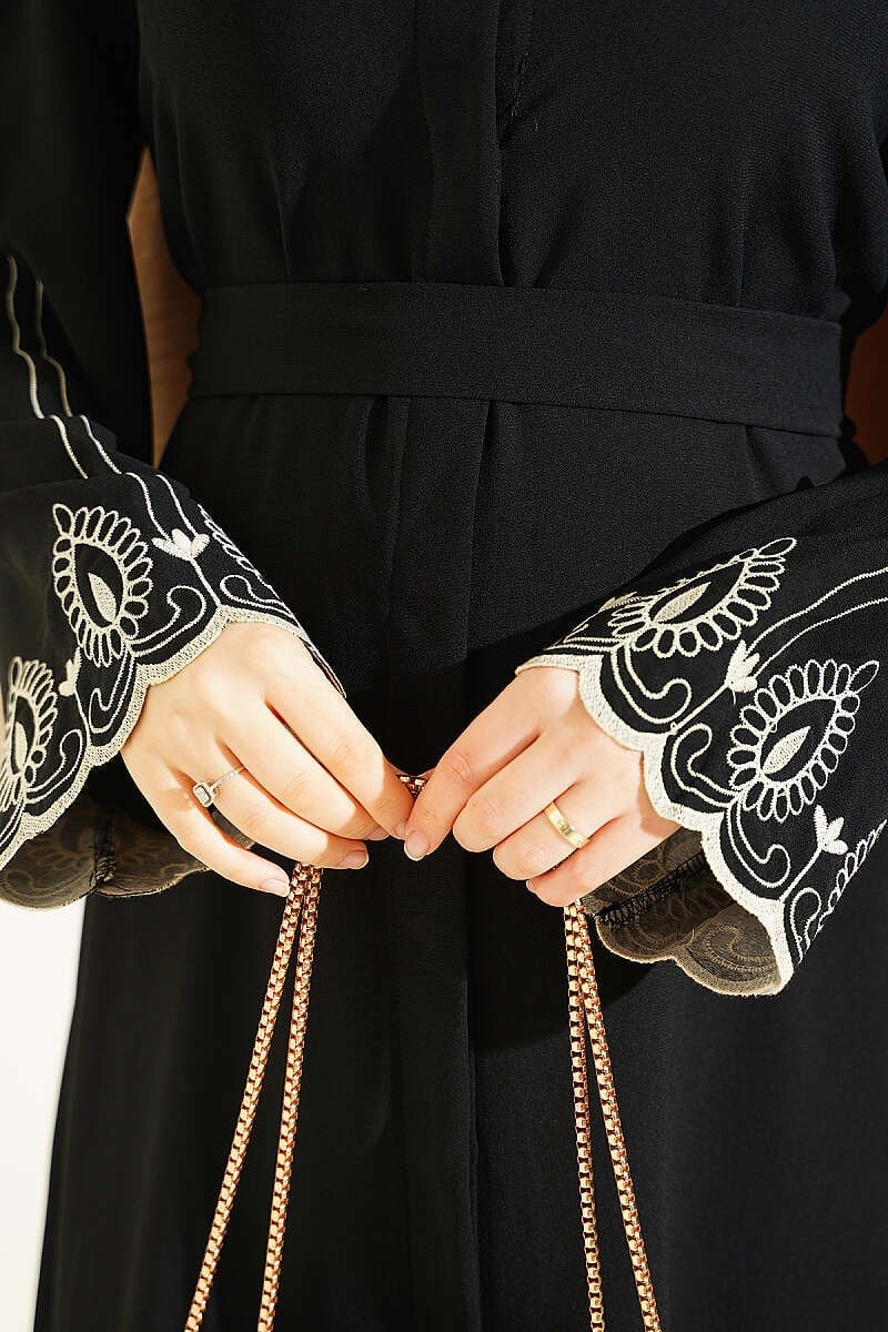 Kol Ucu Nakışlı Kuşaklı Abaya Siyah
