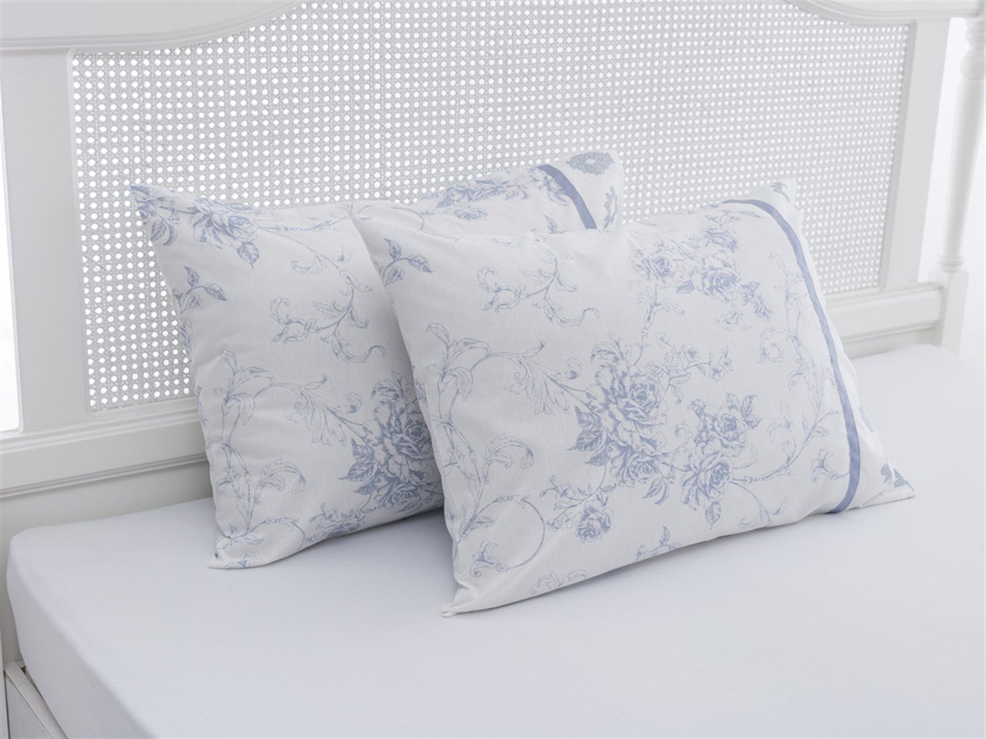 Rambler Rose 57 Tel / 144 Numărul de fir 2 set 50x70 cm Albastru
