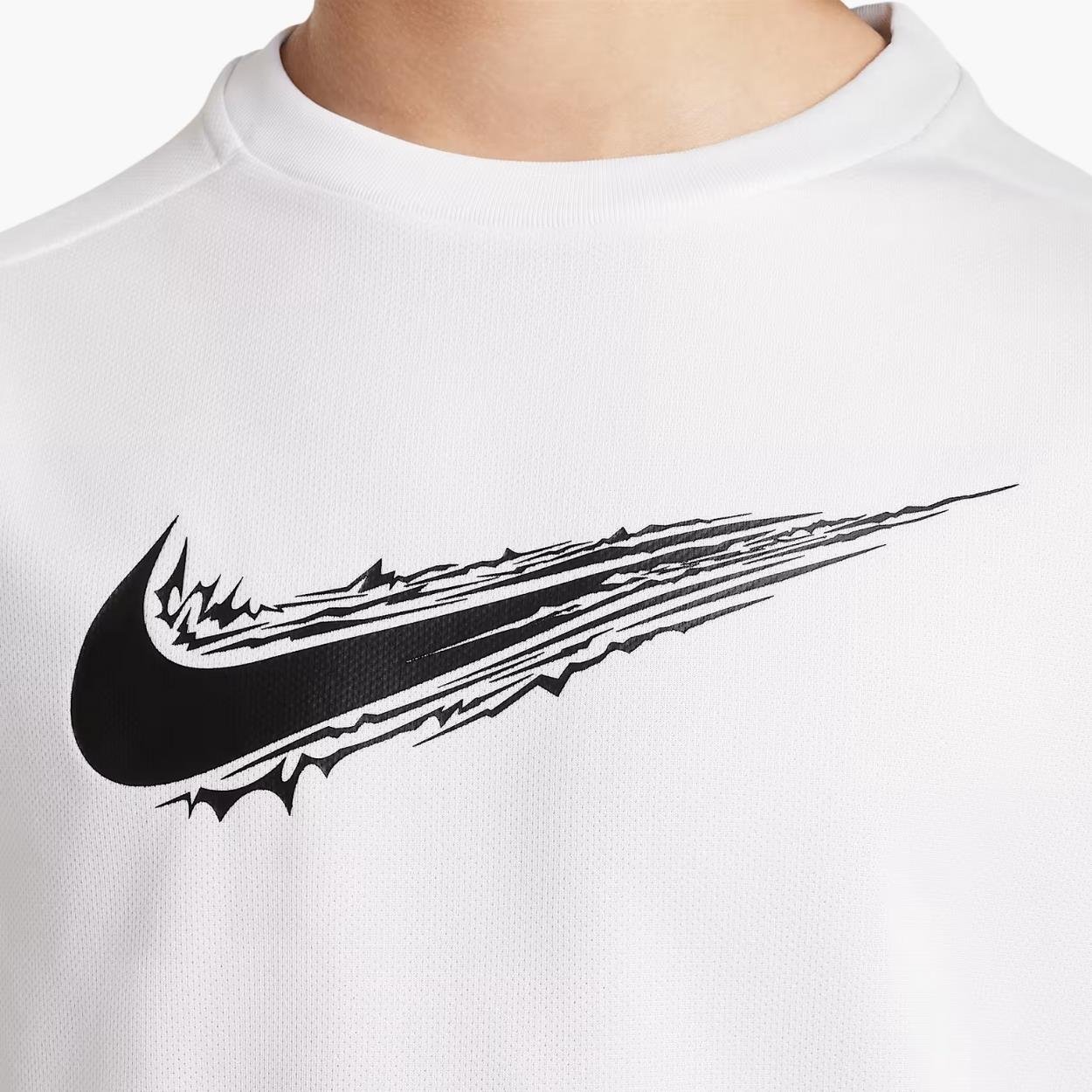 Nike Multi Dri-FIT Genç Çocuk T-Shirt - Beyaz
