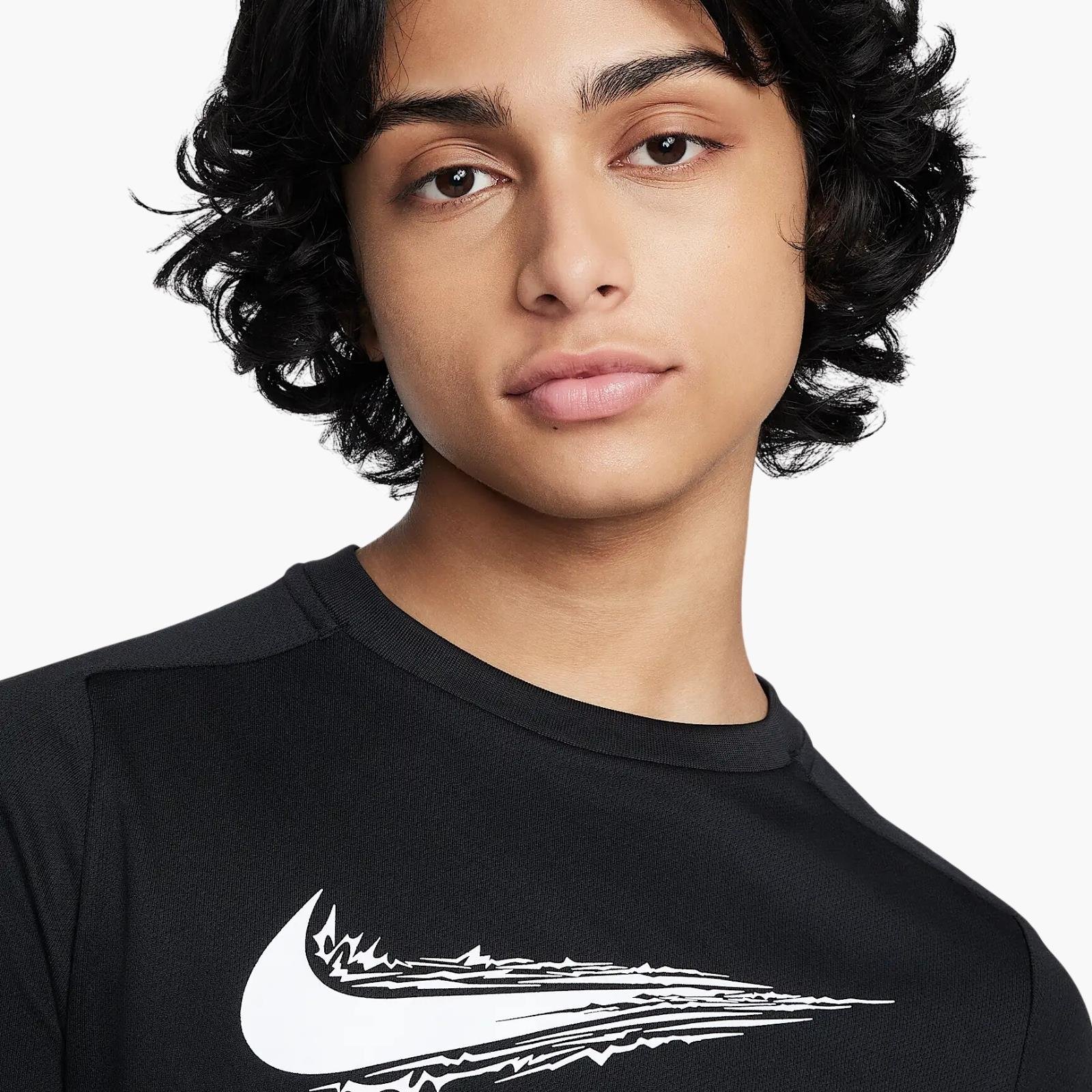 Nike Multi Dri-FIT Genç Çocuk T-Shirt