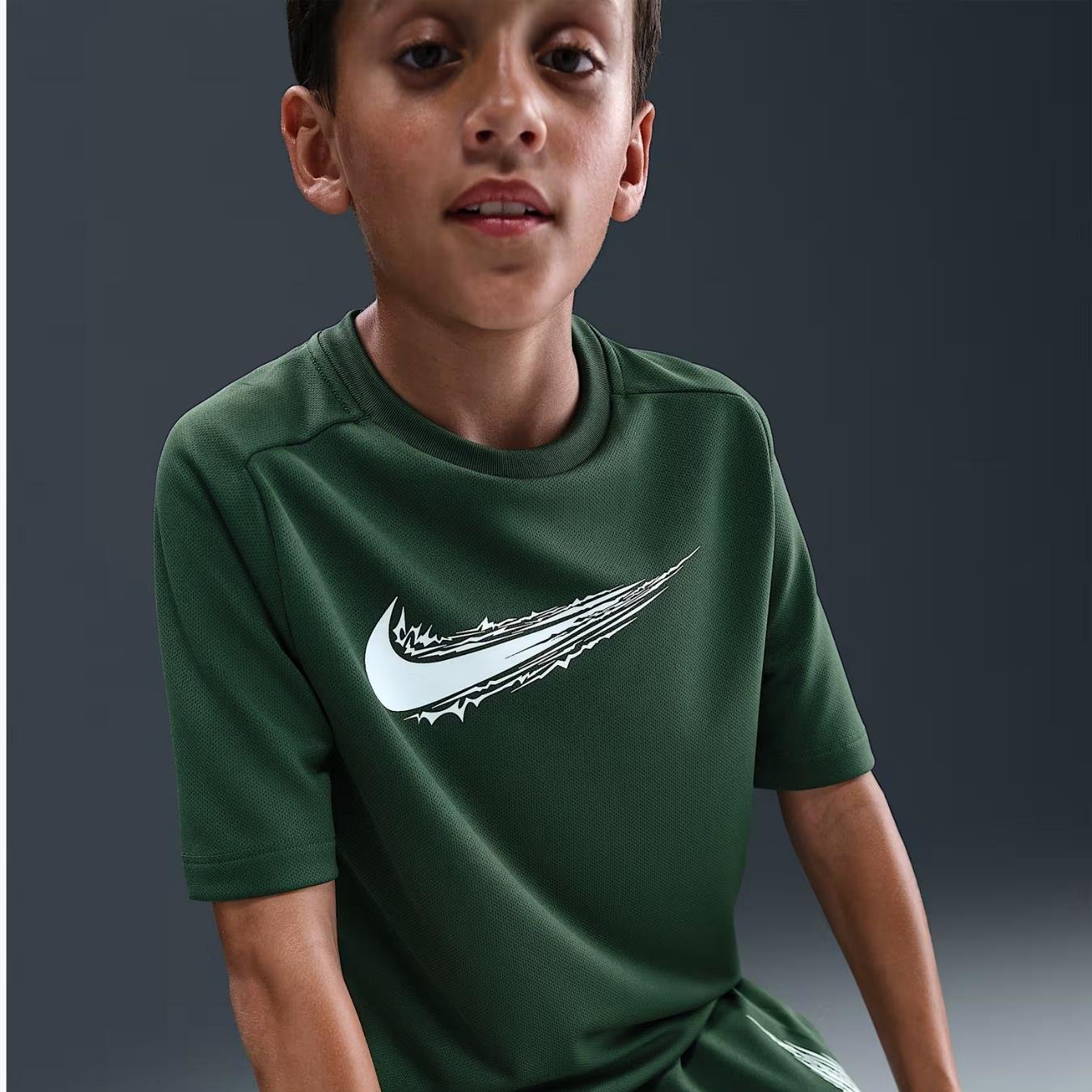 Nike Multi Dri-FIT Genç Çocuk T-Shirt 