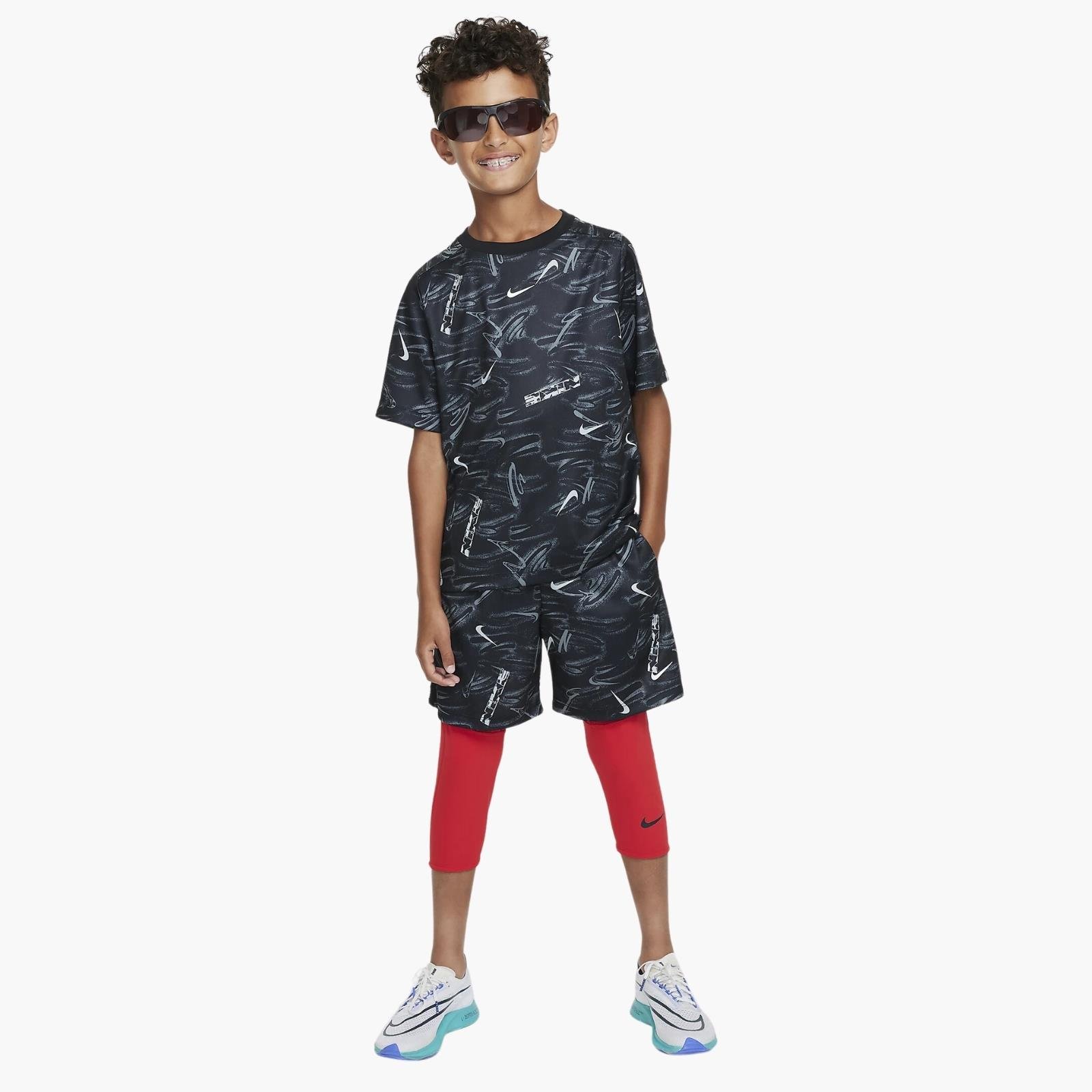 Nike Multi Dri-FIT Kısa Kollu Genç Çocuk T-Shirt