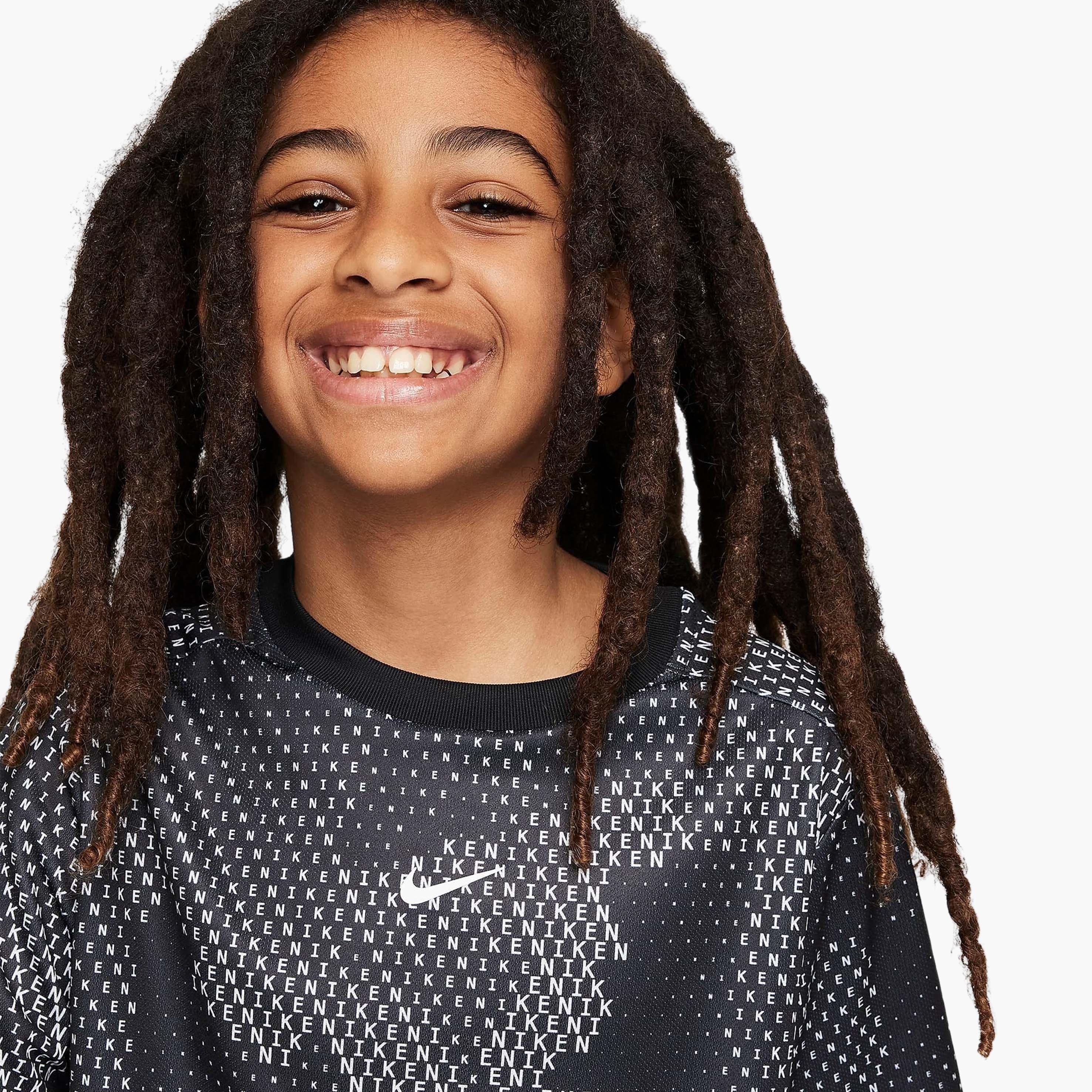 Nike Multi Dri-FIT Kısa Kollu Genç Erkek Çocuk T-Shirt