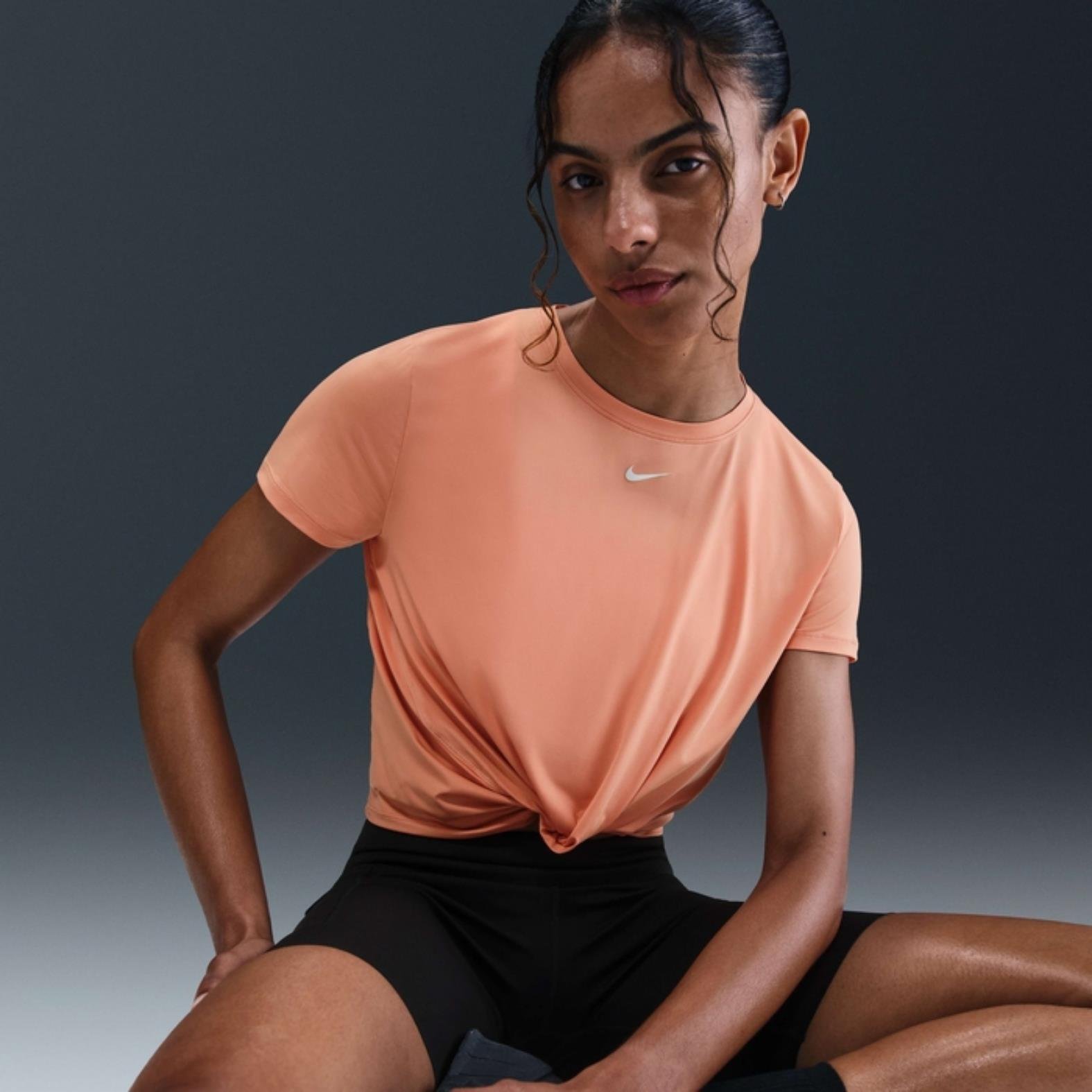 Nike One Classic Dri-FIT Düğüm Detaylı Crop T-Shirt 