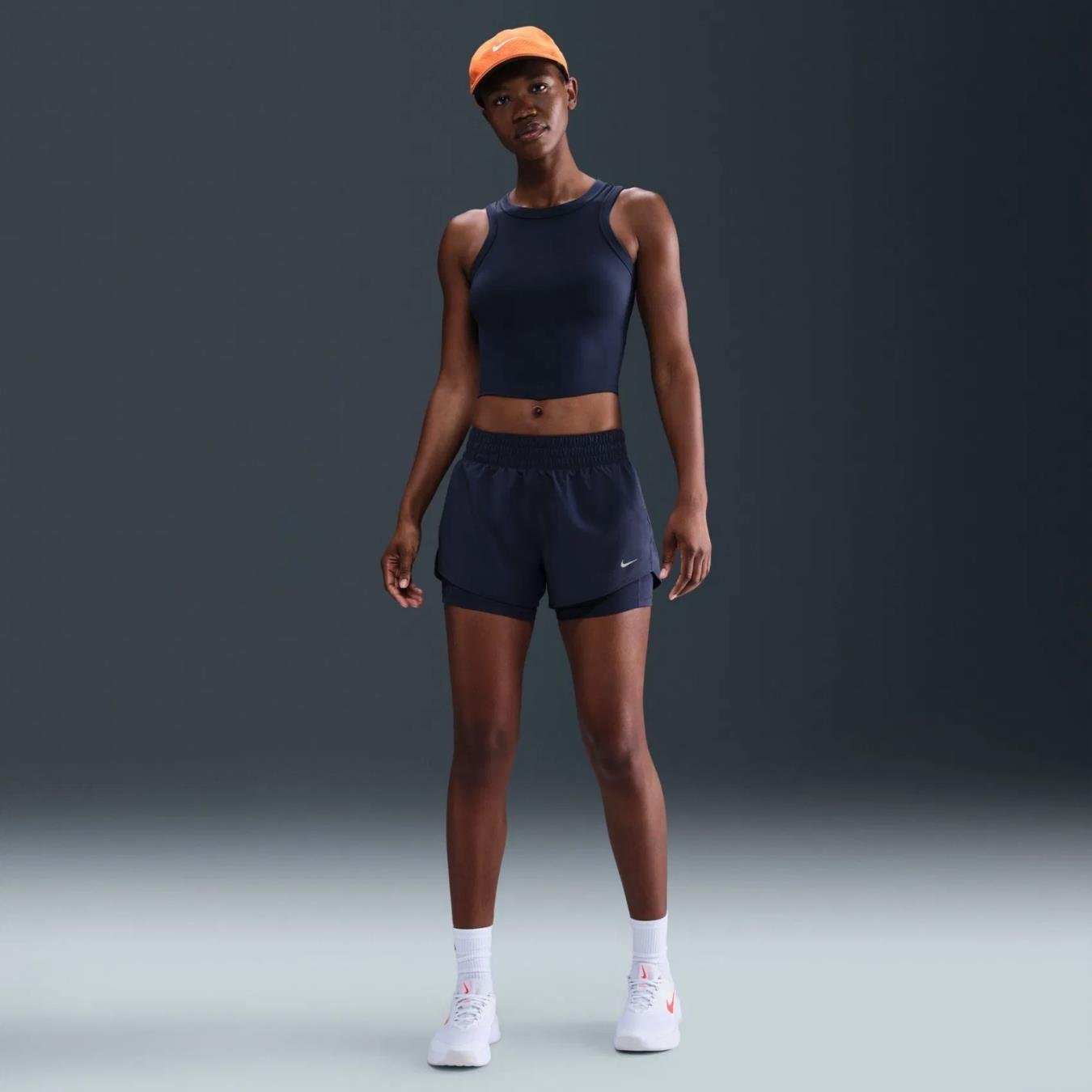 Nike One Dri-FIT Orta Bel 8 cm 2'si 1 Arada Şort - Lacivert