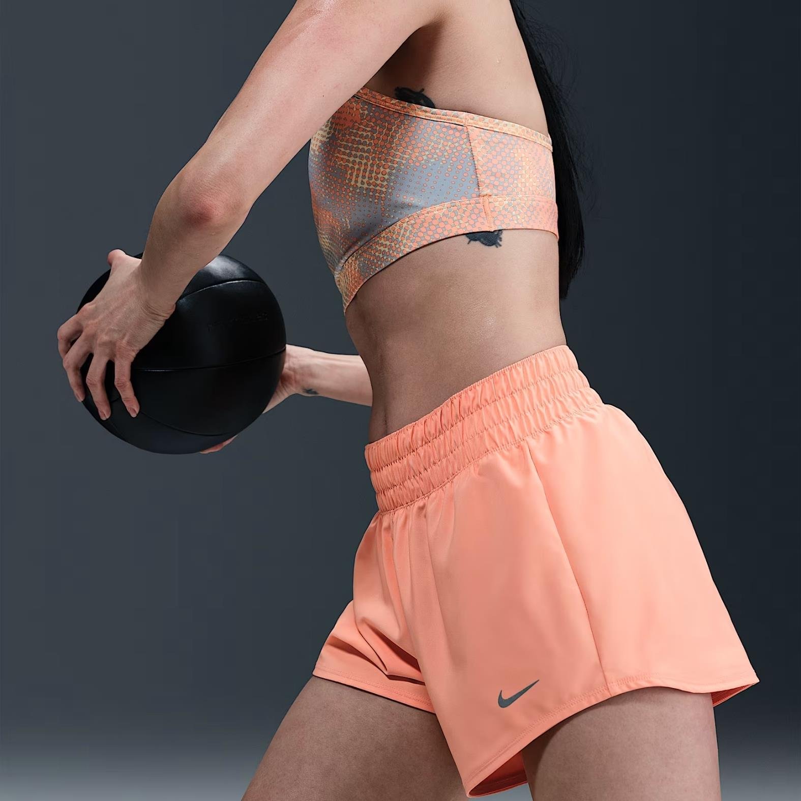 Nike One Dri-FIT Orta Belli Kısa Astarlı Şort 8 cm - Somon