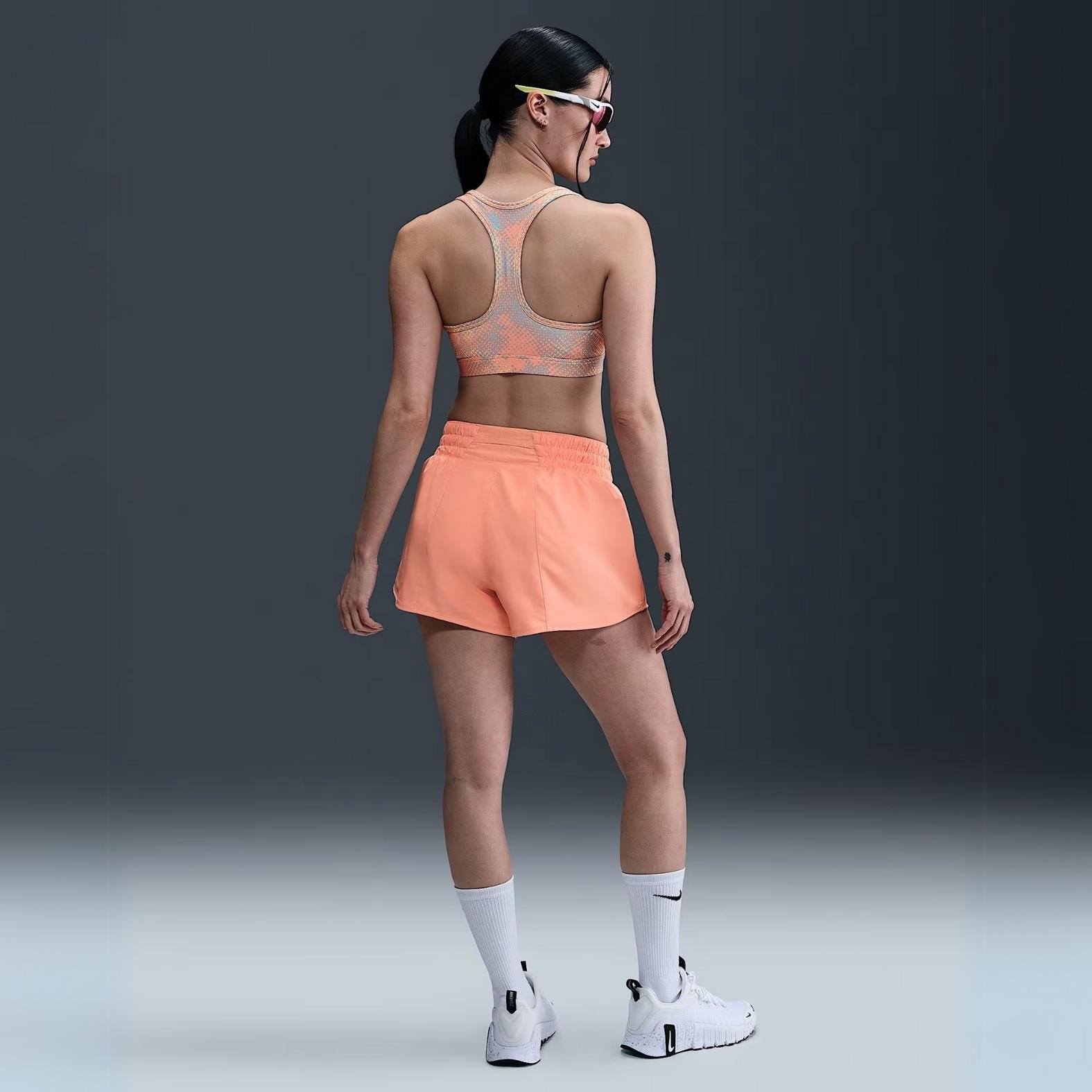 Nike One Dri-FIT Orta Belli Kısa Astarlı Şort 8 cm - Somon