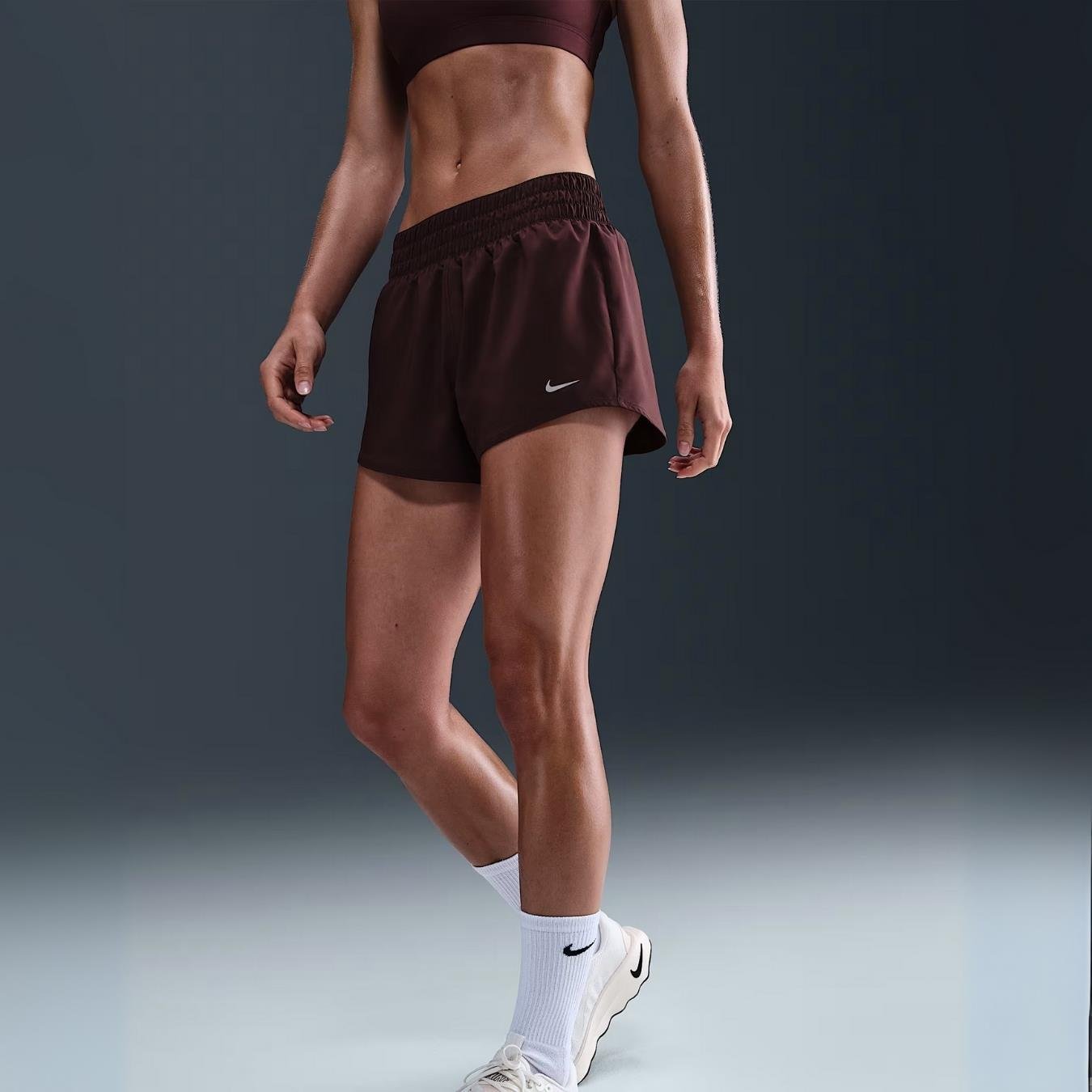 Nike One Dri-FIT Orta Belli Kısa Astarlı Şort 8 cm