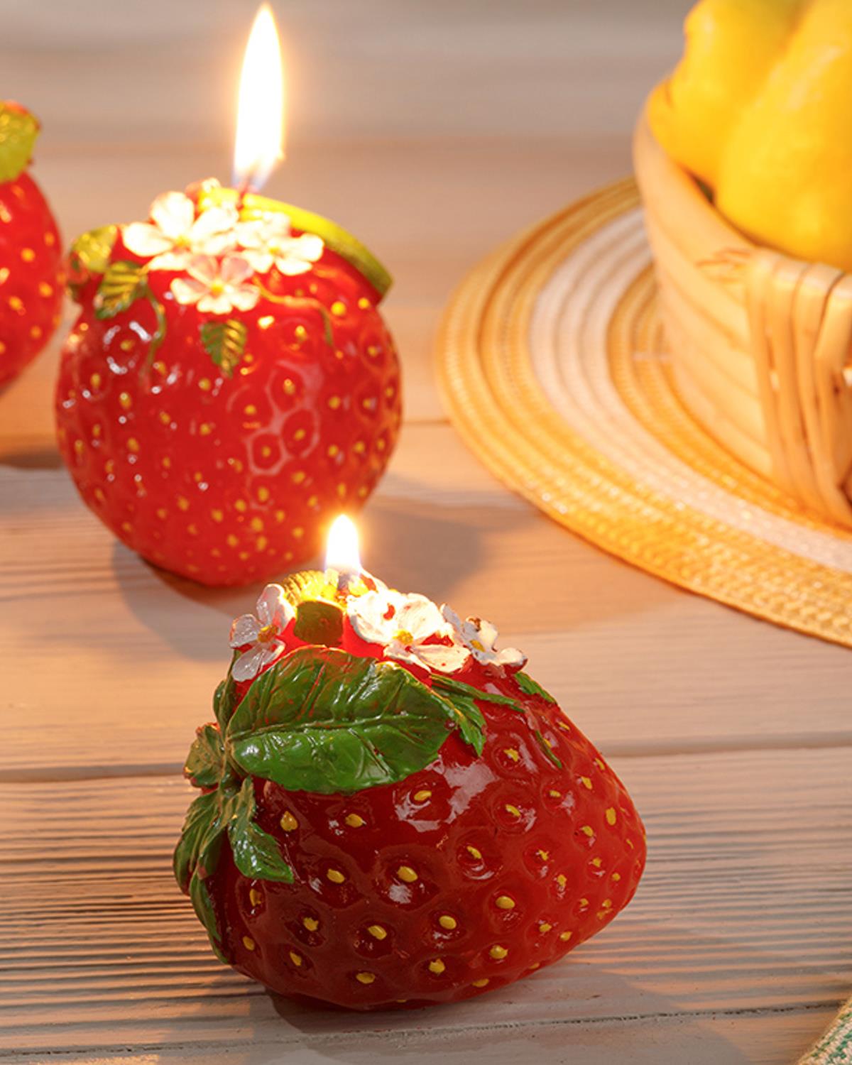 Strawberry Dots Свещ 10x10x10 см Червен