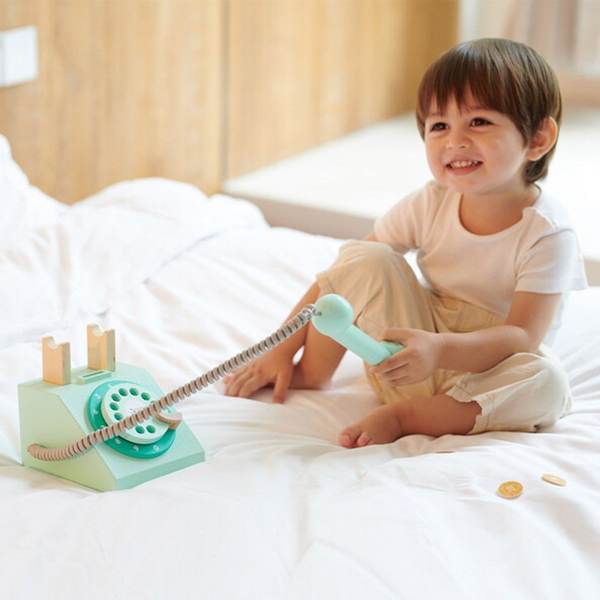 Classic World Ahşap Oyuncak Telefon