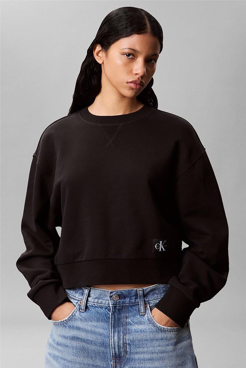 Calvin Klein A - Cropped Badge Logo Kadın Bisiklet Yaka Sweatshirt Siyah