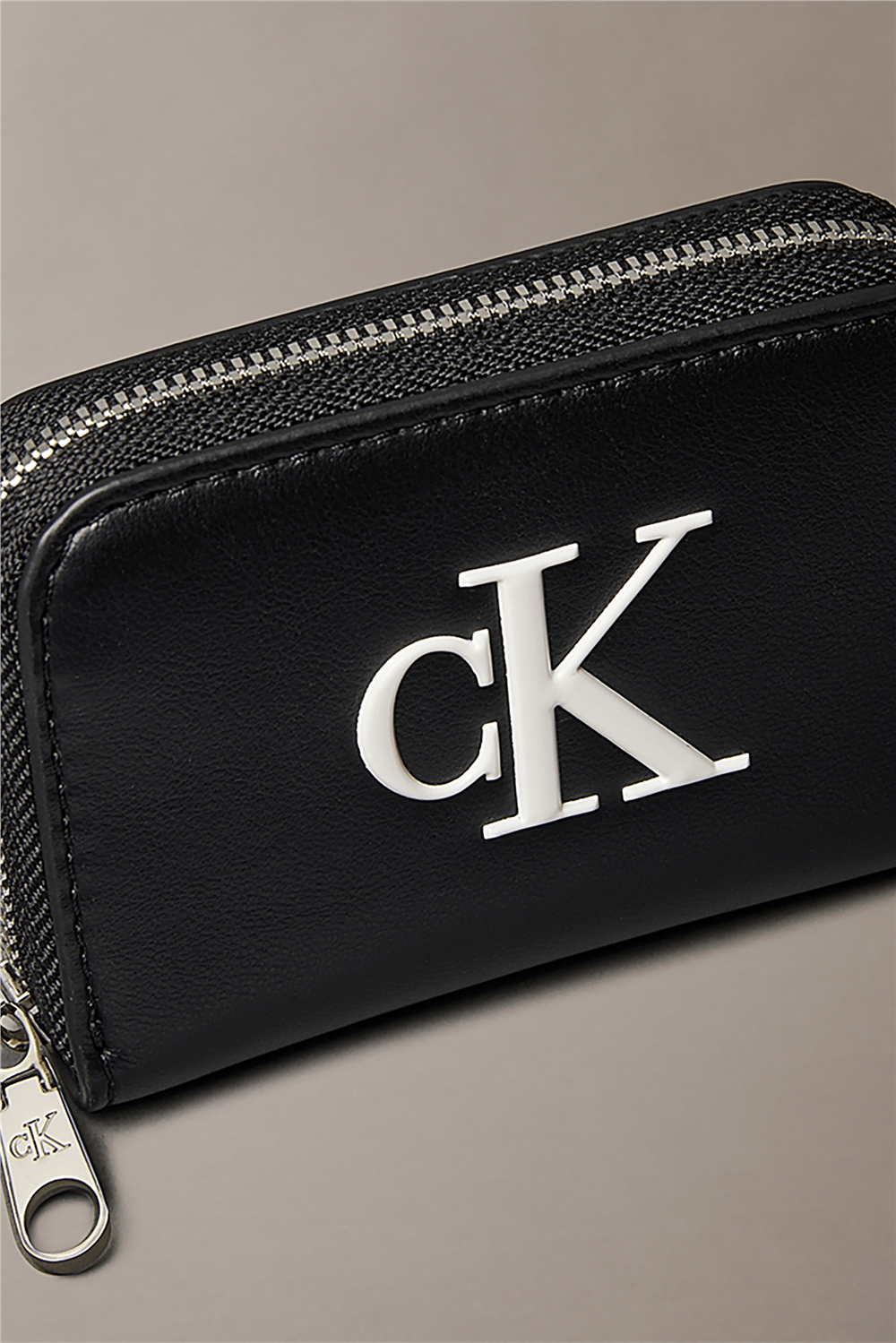Calvin Klein Bold CK Medium Zip Around Kadın Cüzdan
