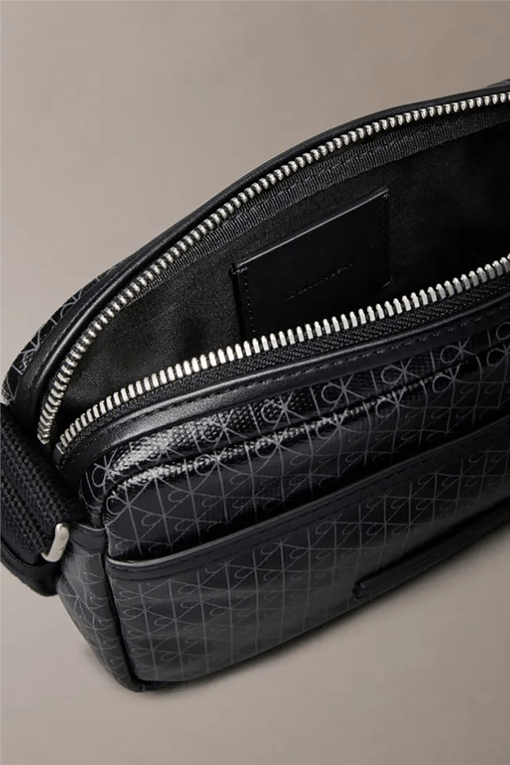Calvin Klein Emblem Aop Coated Canvas Erkek Reporter Çanta Siyah