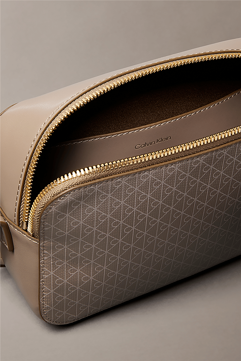 Calvin Klein Emblem Aop Elongated Camera Bag Kadın Mini Omuz Çantası