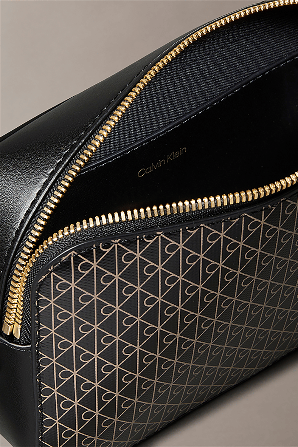 Calvin Klein Emblem Aop Elongated Camera Bag Kadın Mini Omuz Çantası