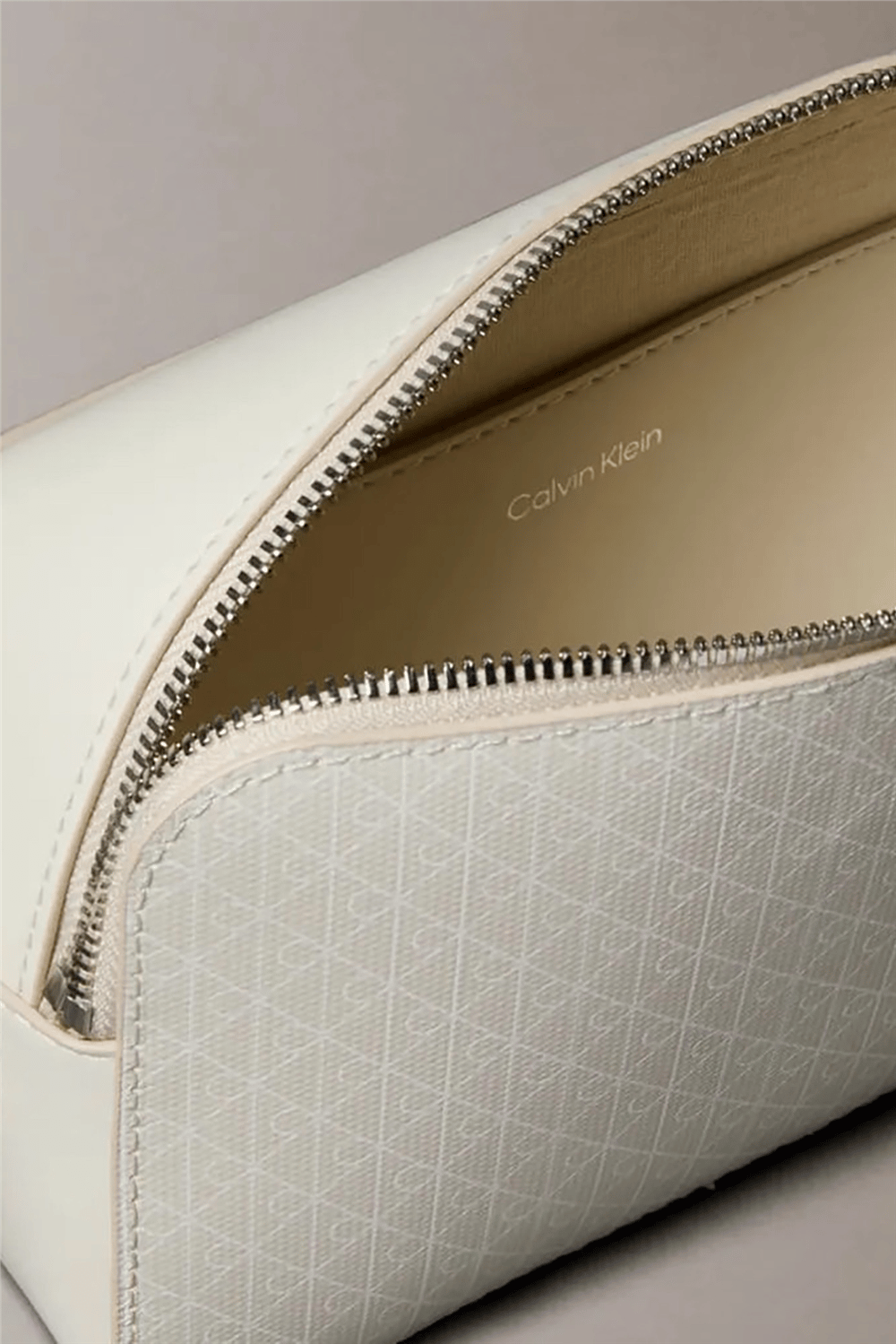 Calvin Klein Emblem Aop Elongated Camera Bag Kadın Mini Omuz Çantası