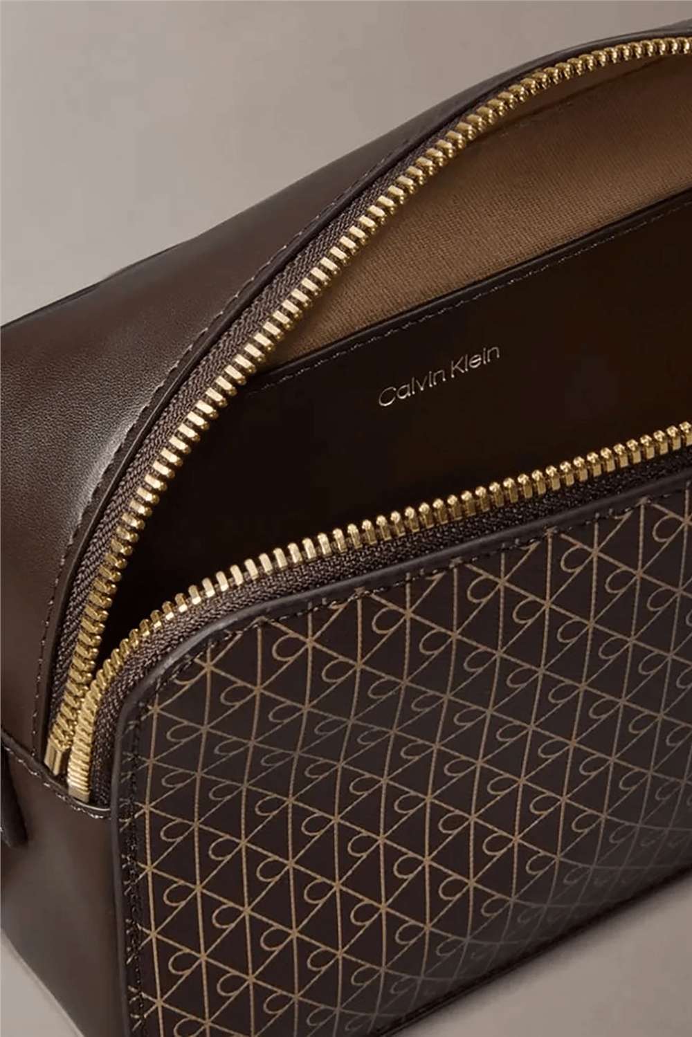 Calvin Klein Emblem Aop Elongated Camera Bag Kadın Mini Omuz Çantası