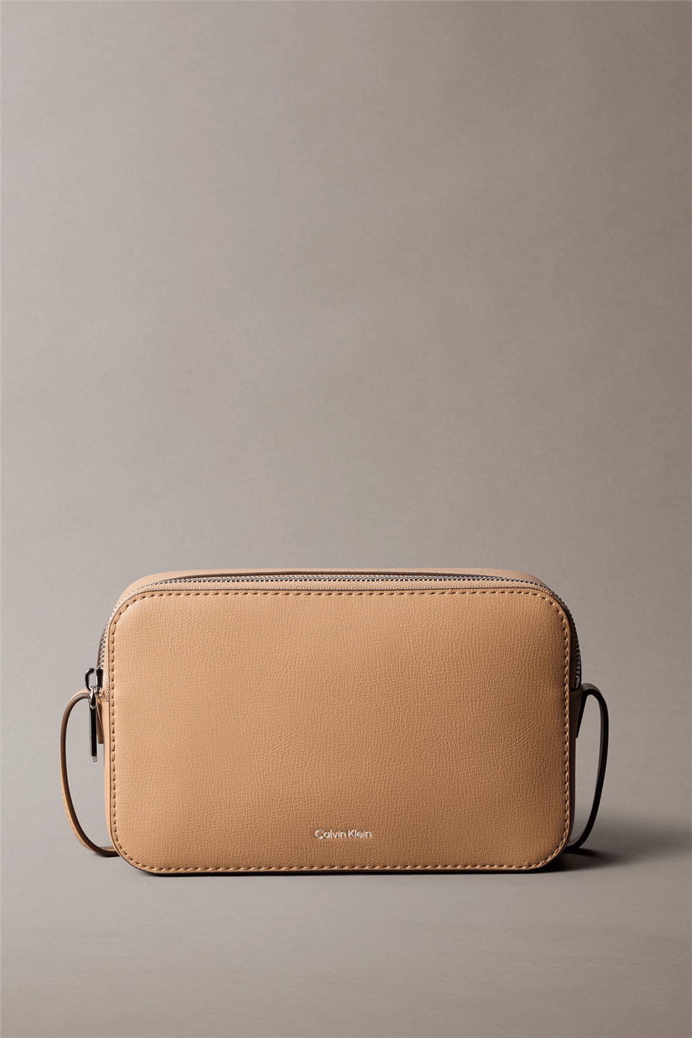 Calvin Klein Foil Logo Elongated Camera Bag Kadın Mini Omuz Çantası