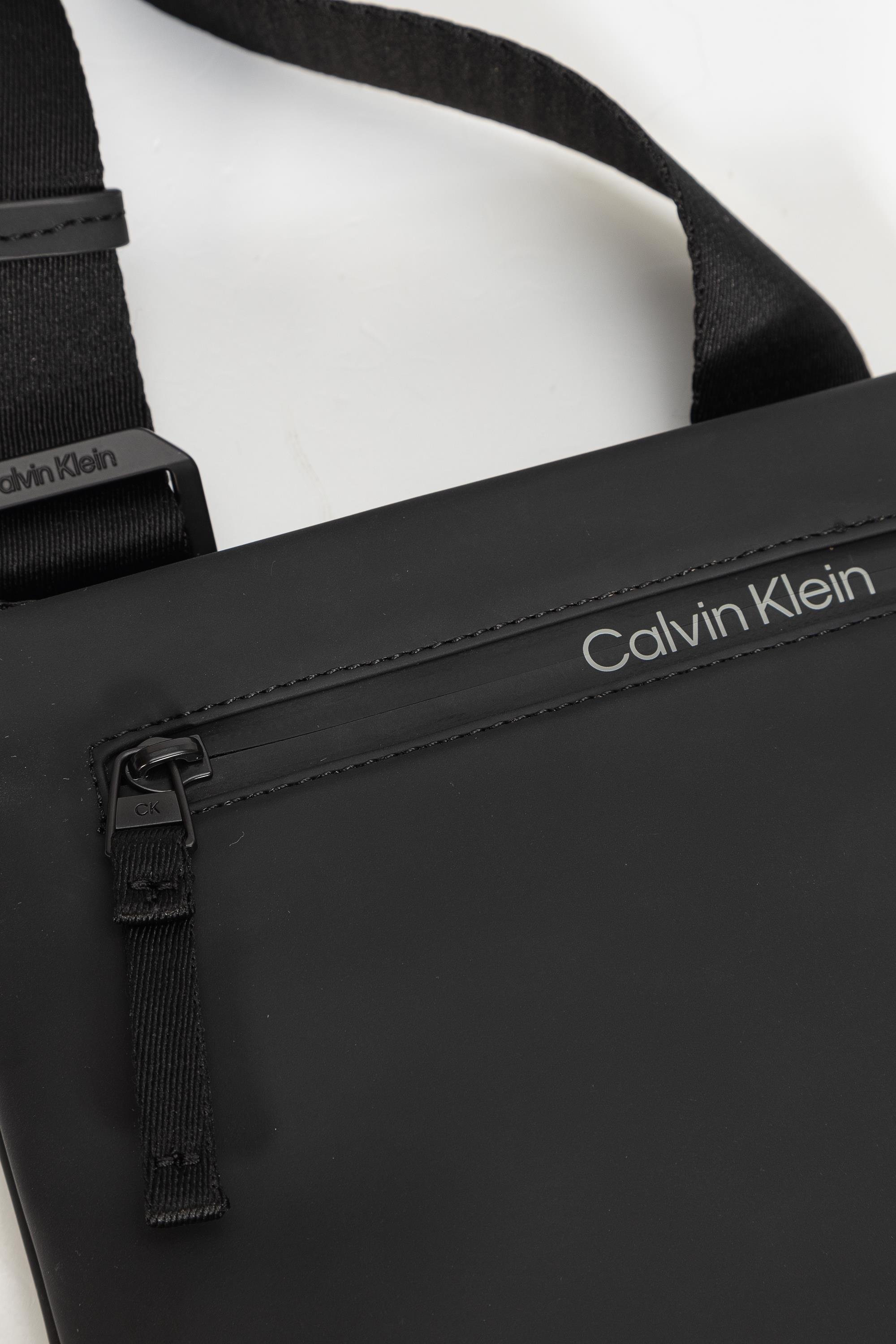 Calvin Klein Rubberized Conv Flatpack Erkek Reporter Çanta