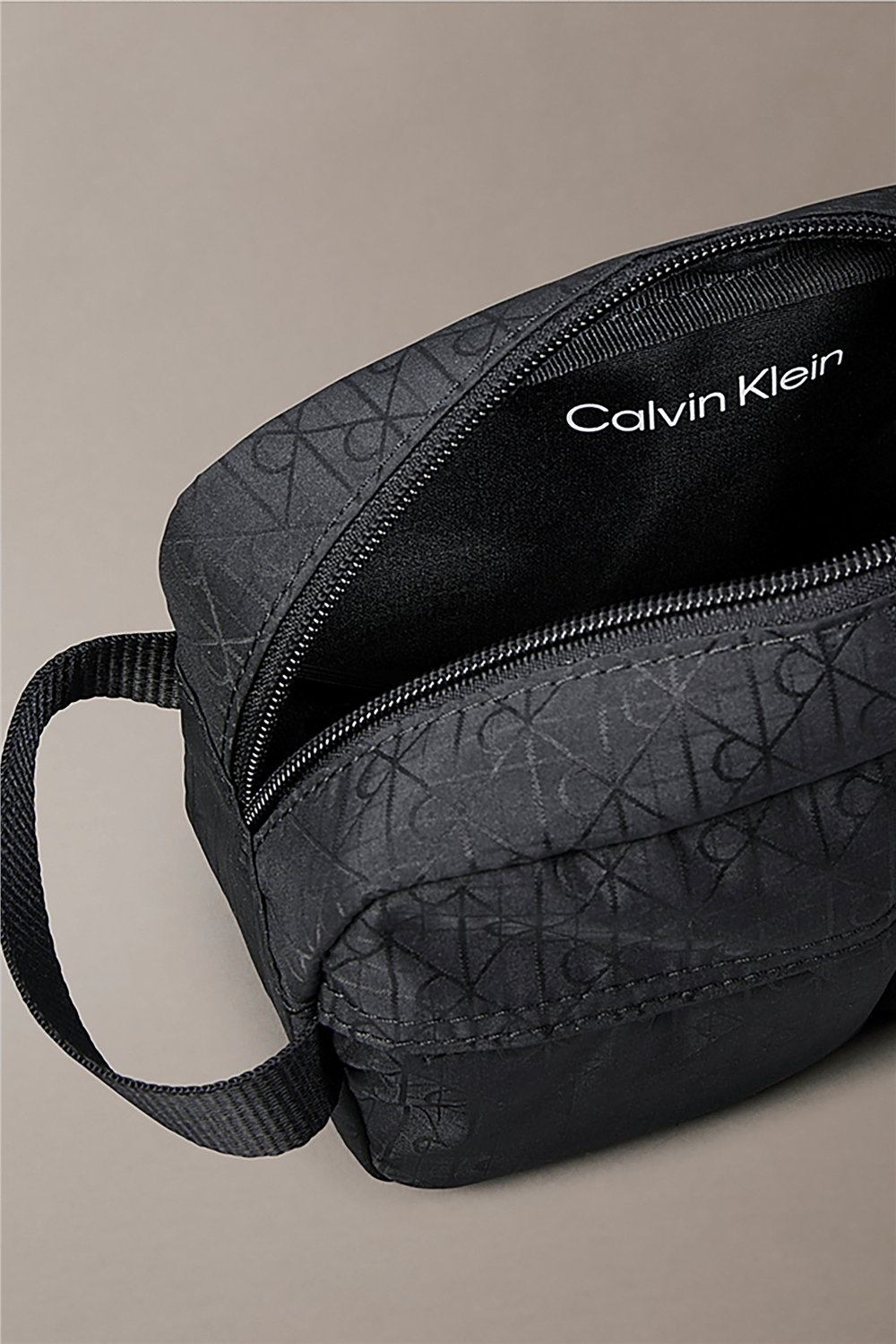 Calvin Klein Utility Emblem Dopp Erkek El Çantası