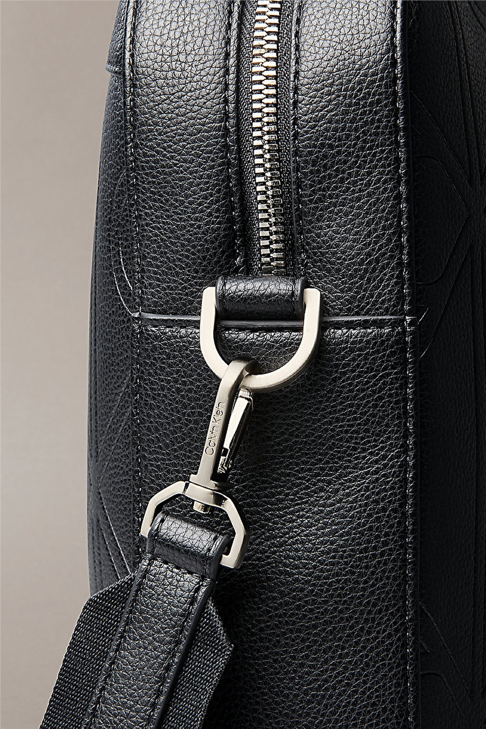 Calvin Klein Xl Emblem Aop Embss Commuter Erkek Bilgisayar Çantası Siyah