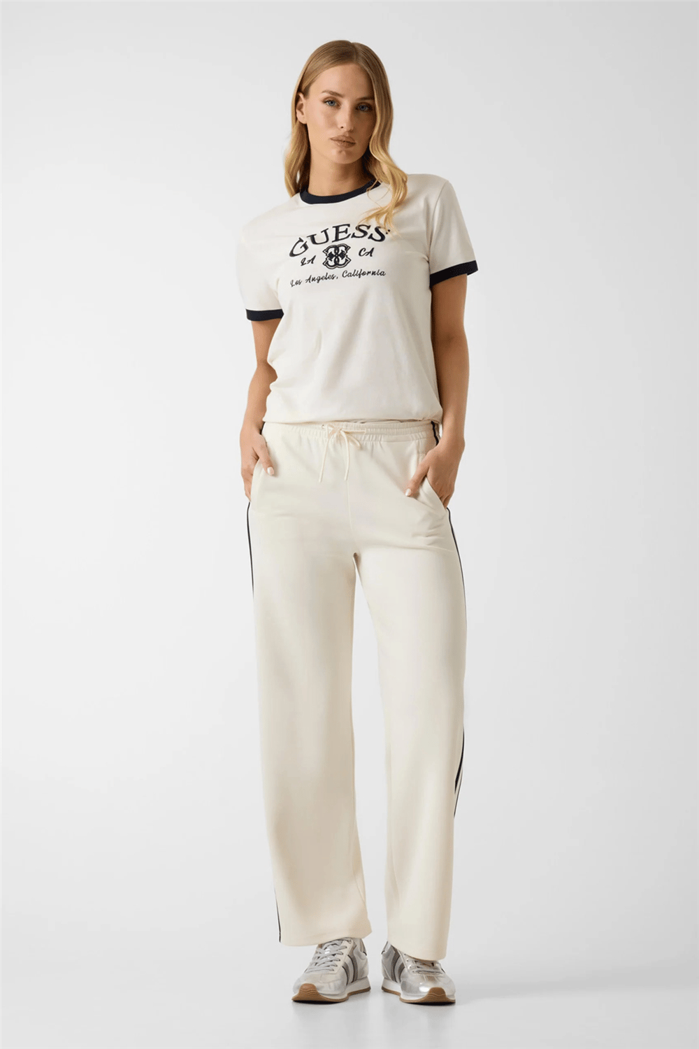 Guess Hoshi Kadın Aktif Regular Fit Bisiklet Yaka T-Shirt Beyaz