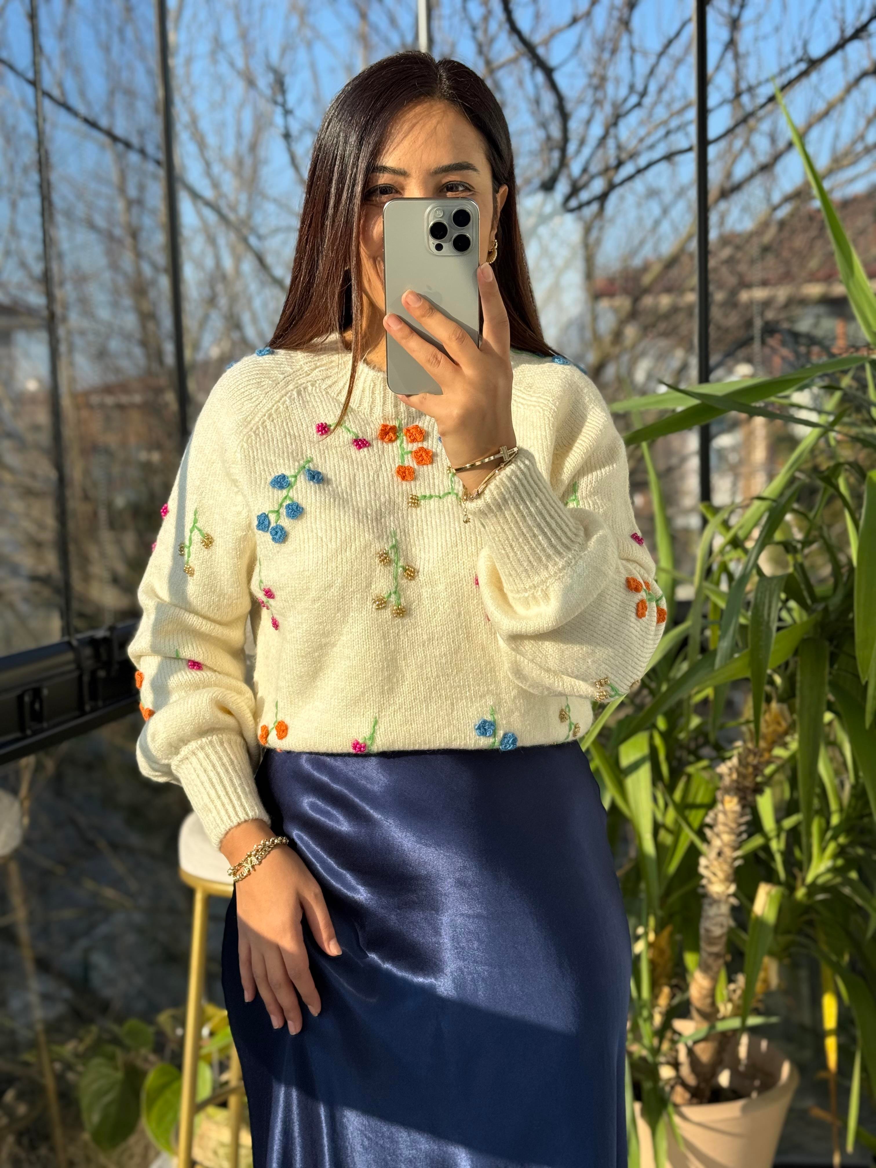 Çiçek İşlemeli Kazak Ekru