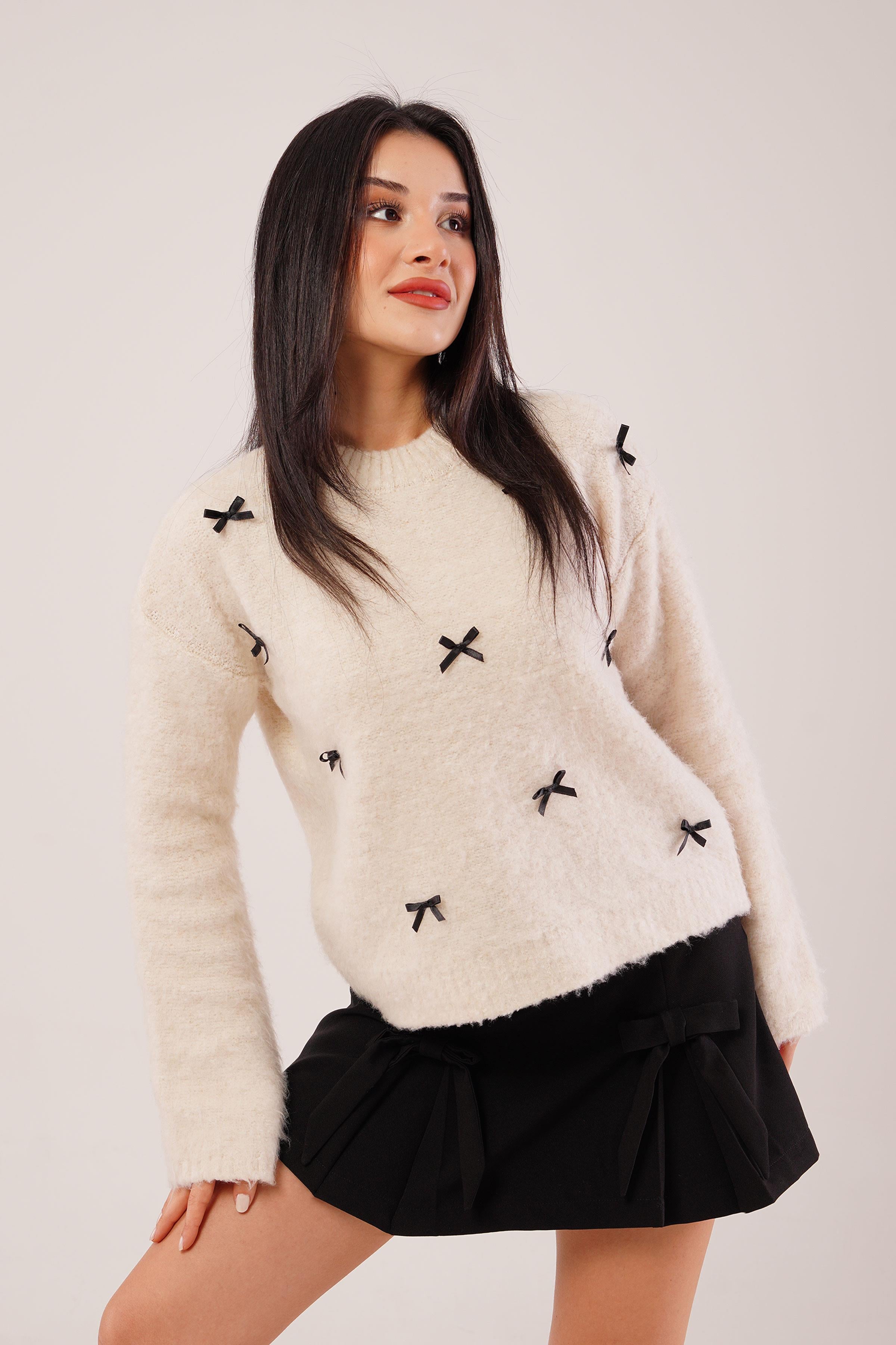 Fiyonklu Buklet Bej Triko Kazak