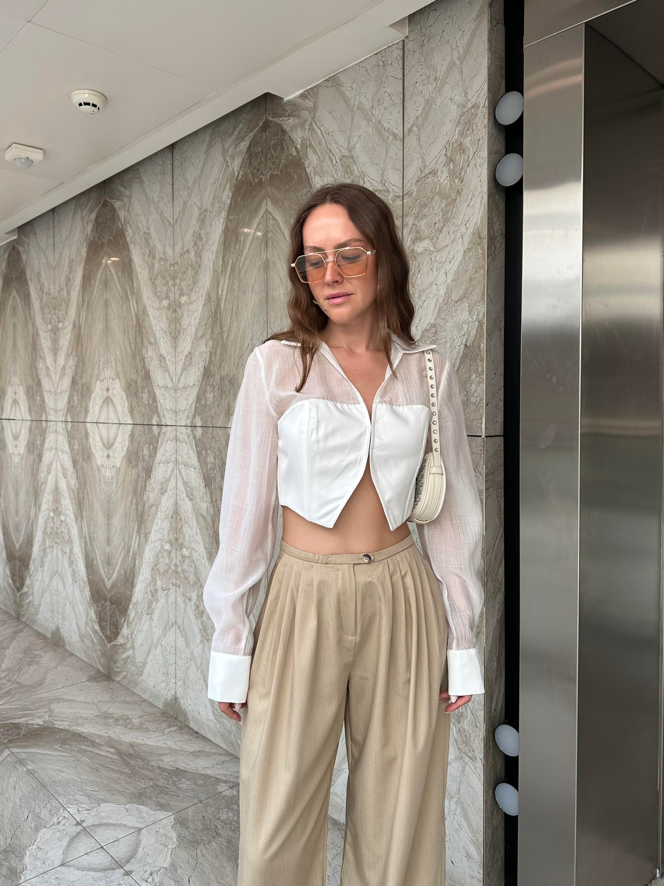MARKA MODEL EKRU YAKALI BLUZ