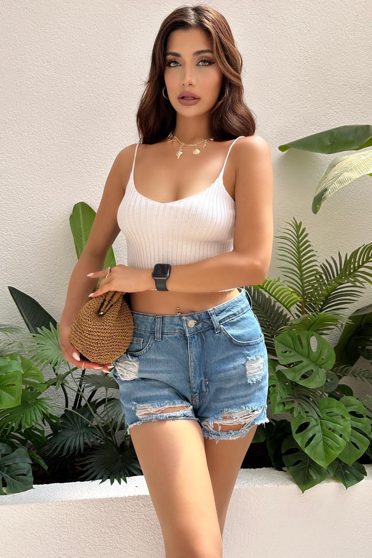 Kadın Etek Ucu Püsküllü Yırtık Detaylı Denim Mini Şort 