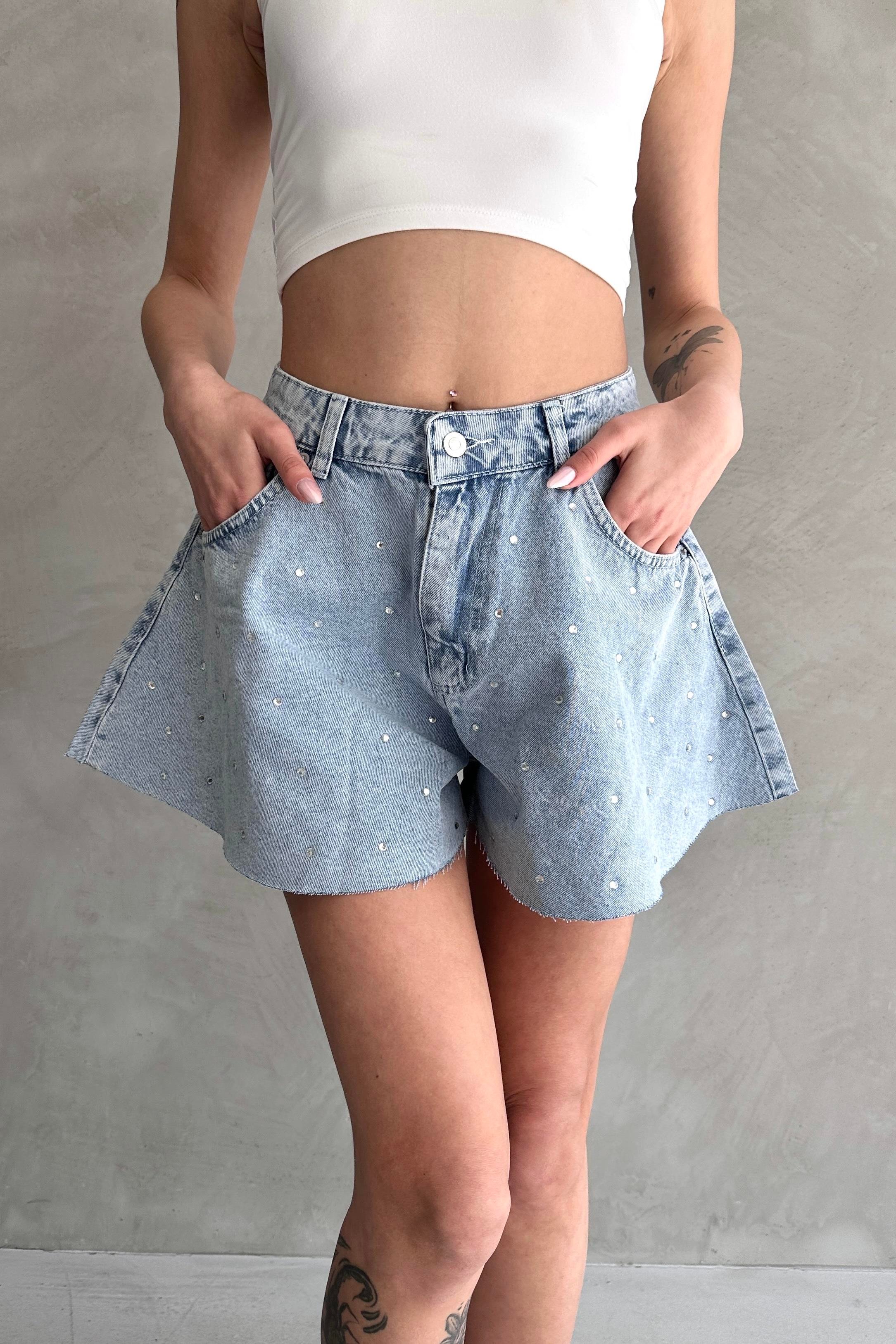 Taş Detaylı Dikişsiz Geniş Paça Denim Şort