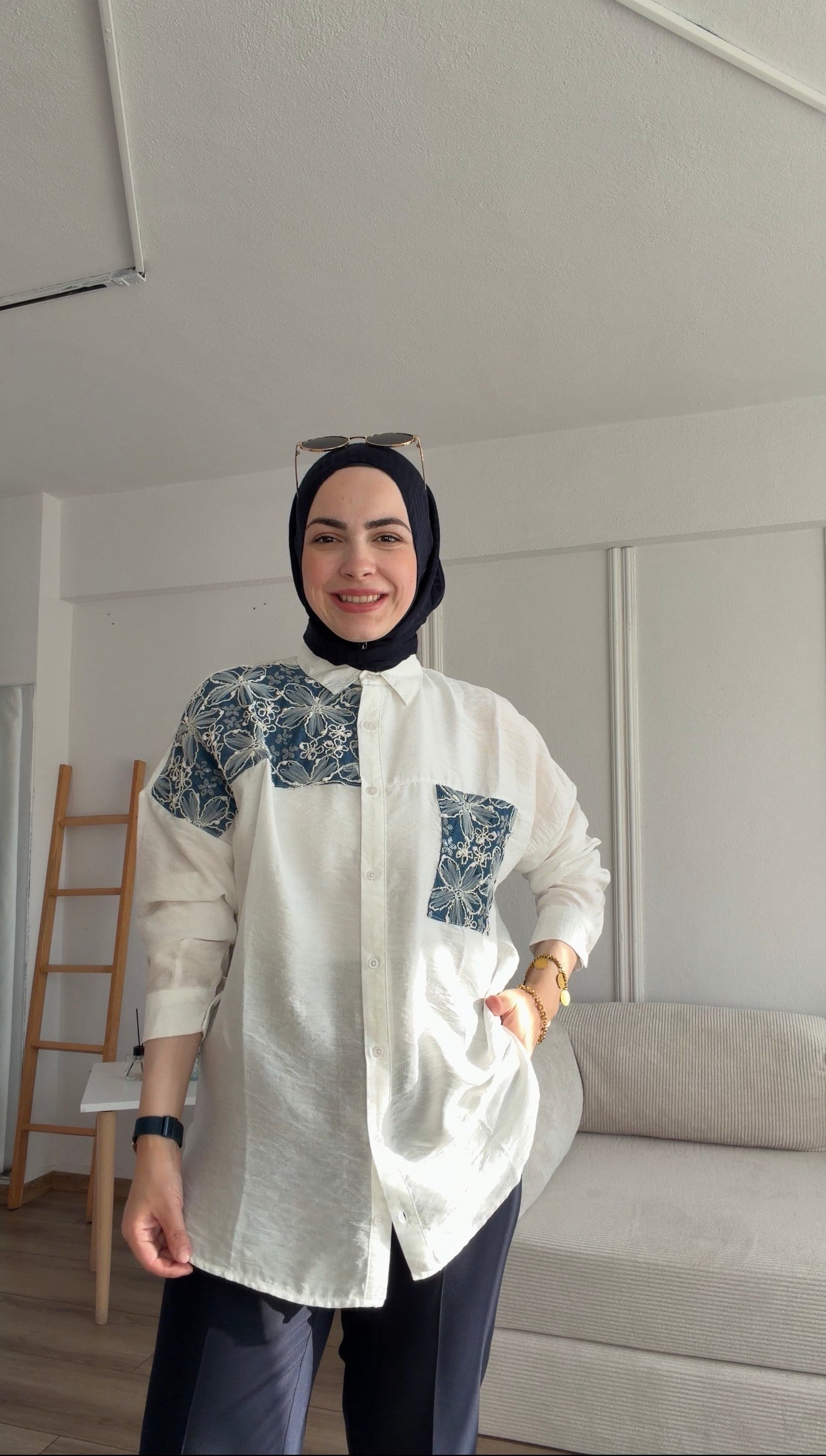 BEYAZ  NAKIŞ DETAYLI VİSKON GÖMLEK 