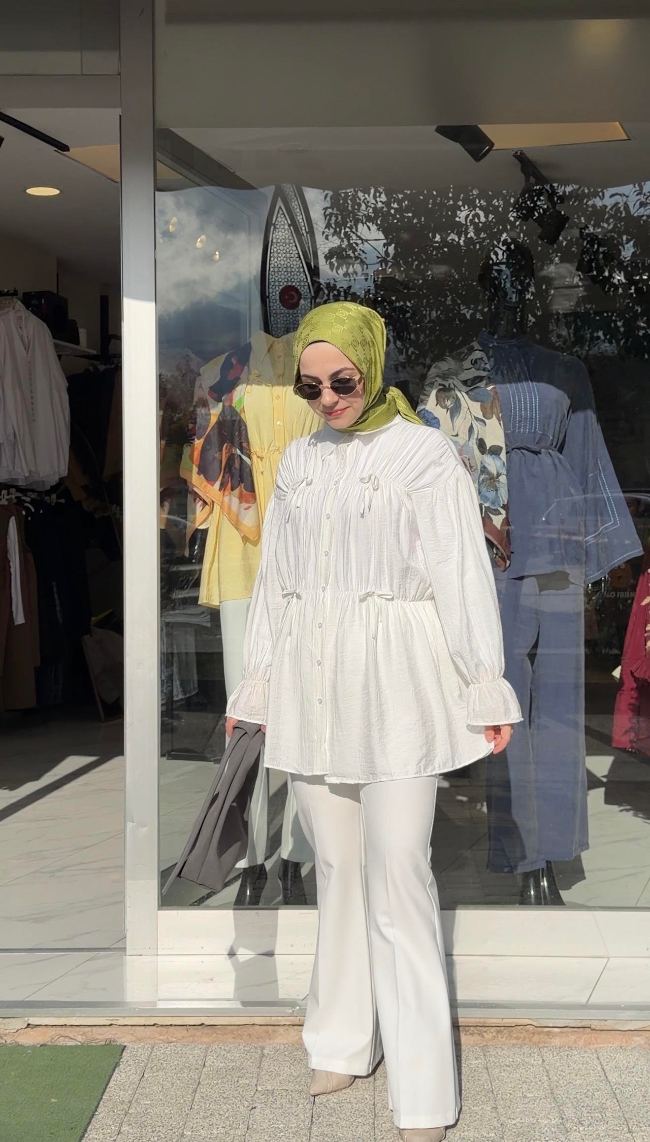 BEYAZ RENK FİYONK DETAYLI BÜZGÜLÜ KIRİNKIL KUMAŞ ROMANTİK GÖMLEK 
