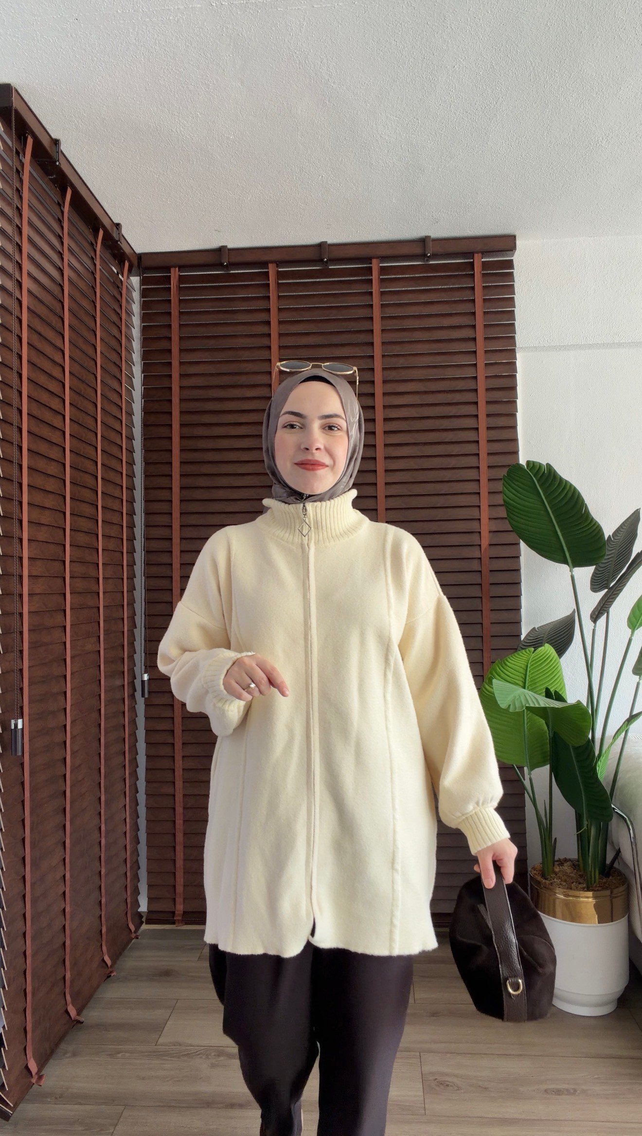 EKRU LORİA DİK YAKA FERMUARLI ANGORA HIRKA 