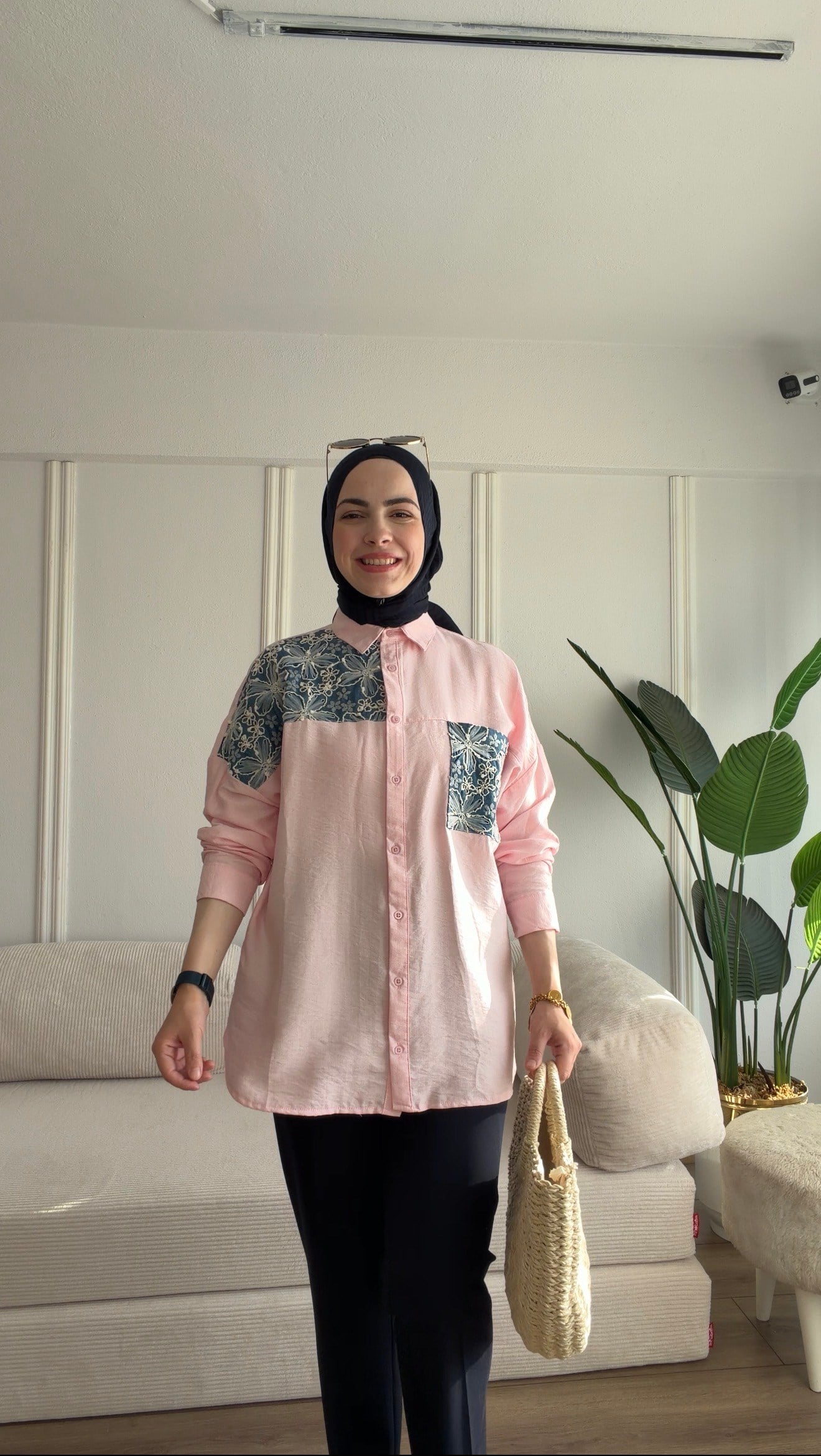 PEMBE NAKIŞ DETAYLI VİSKON GÖMLEK 
