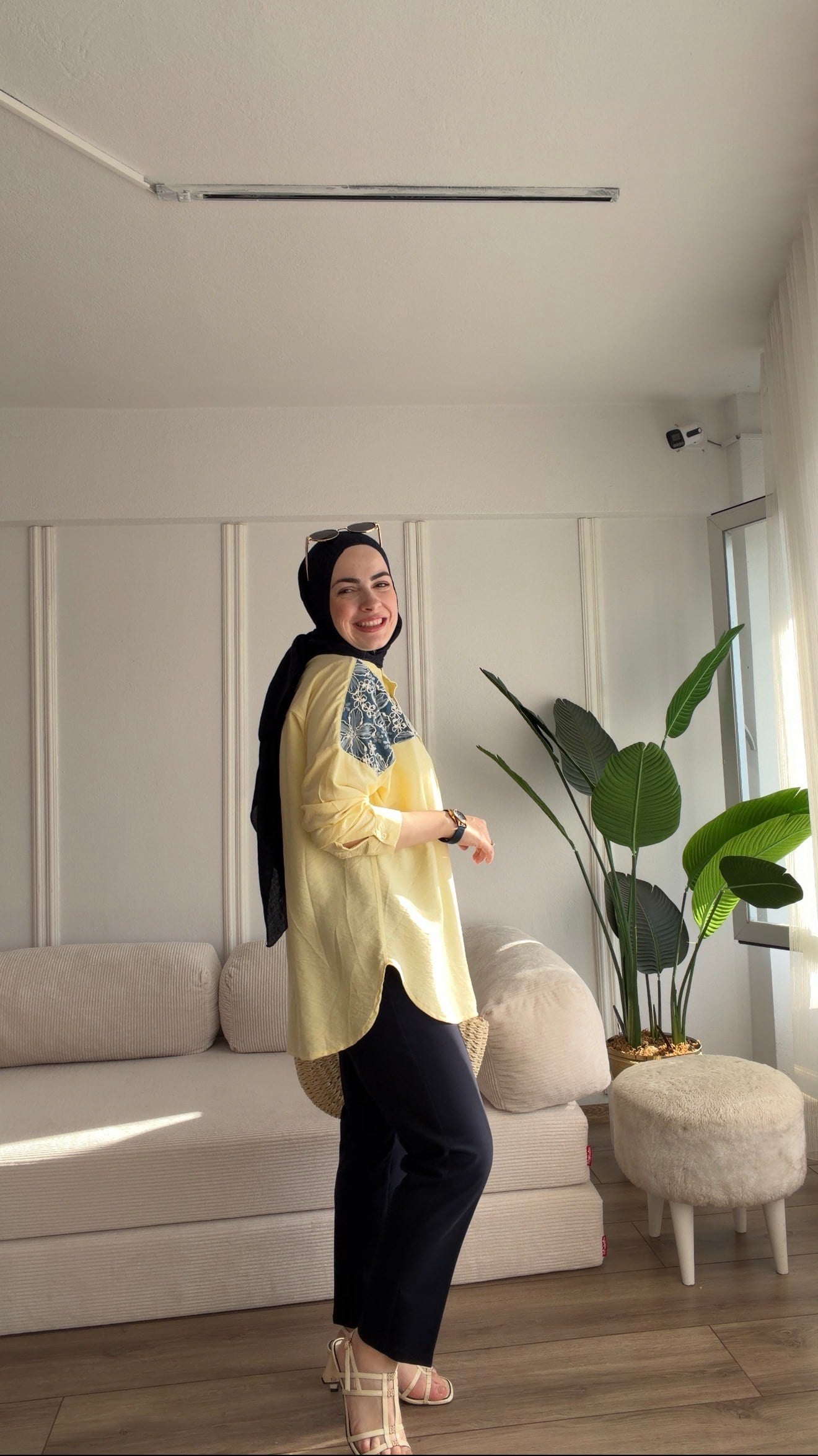 SARI  NAKIŞ DETAYLI VİSKON GÖMLEK 